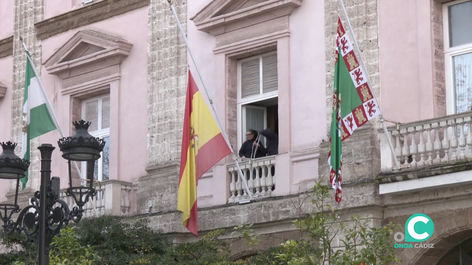 Operarios situan las banderas a media asta en el Palacio Provincial