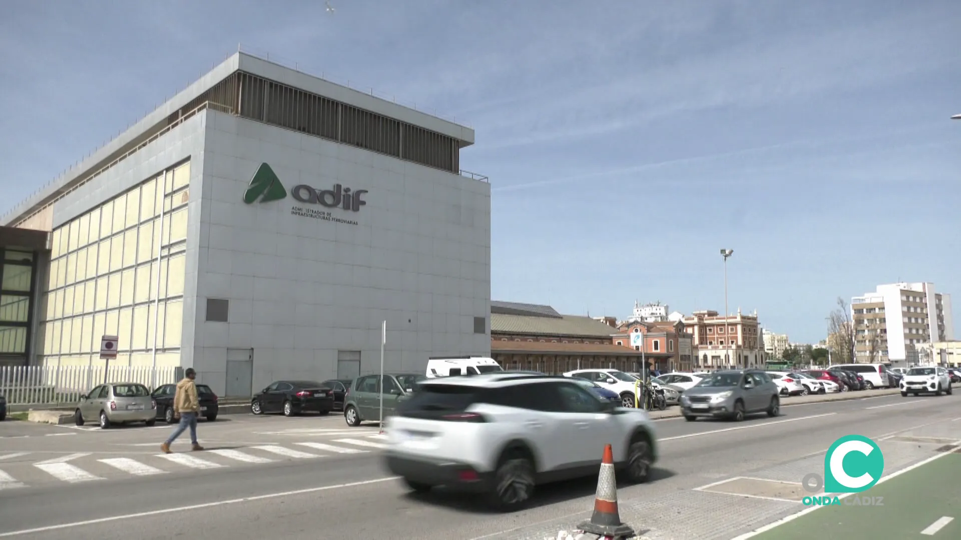 Fachada de la estación de tren de la capital gaditana
