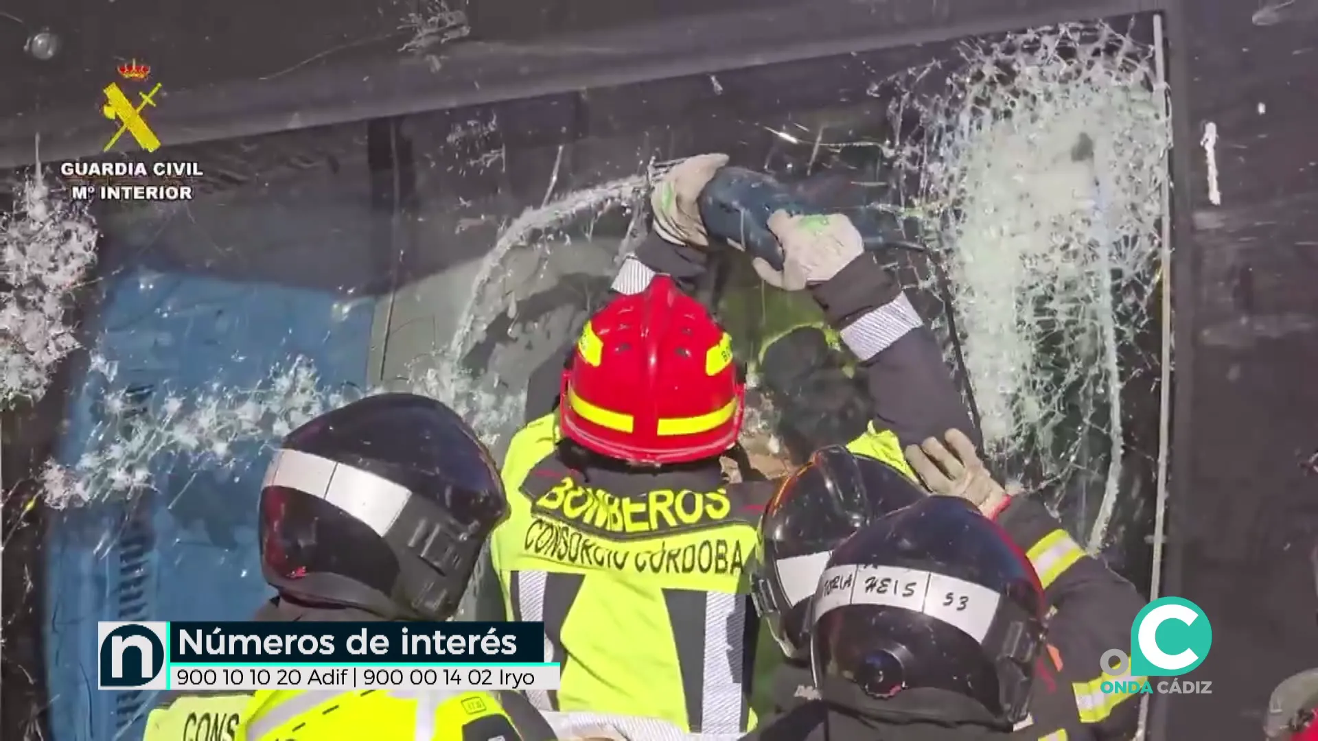Efectivos de bomberos en trabajos de rescate durante las labores de salvamento