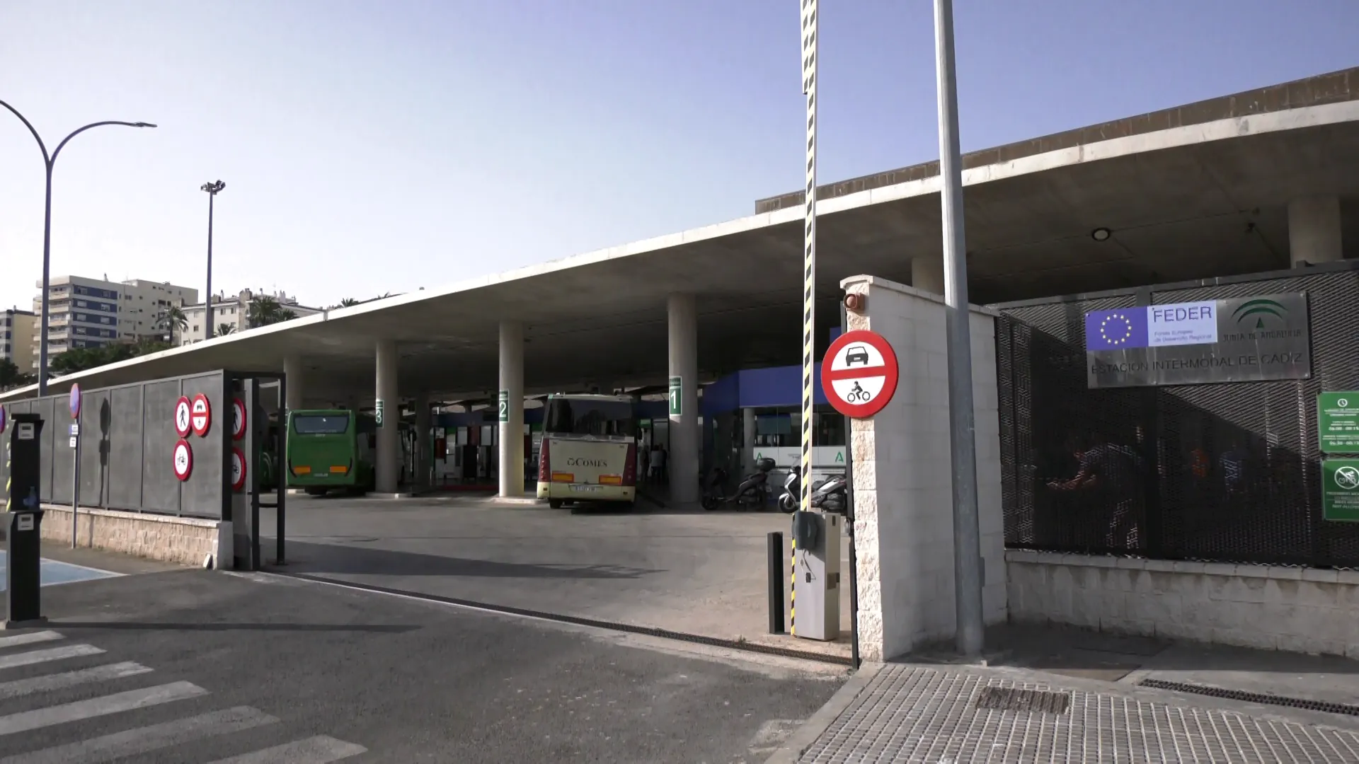 Entrada de la estación de autobuses en la avenida de Astilleros