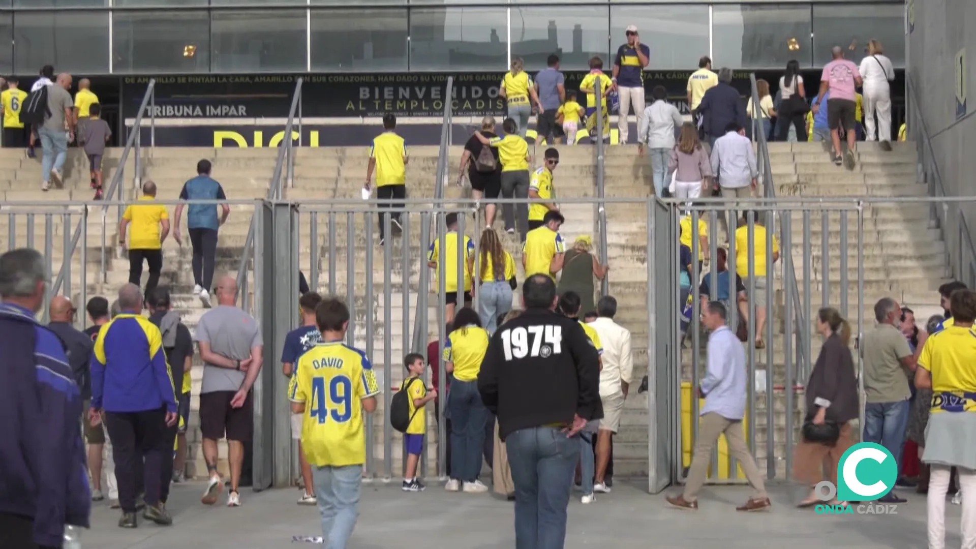 Aficionados accediendo al estadio durante una jornada de encuentro oficial