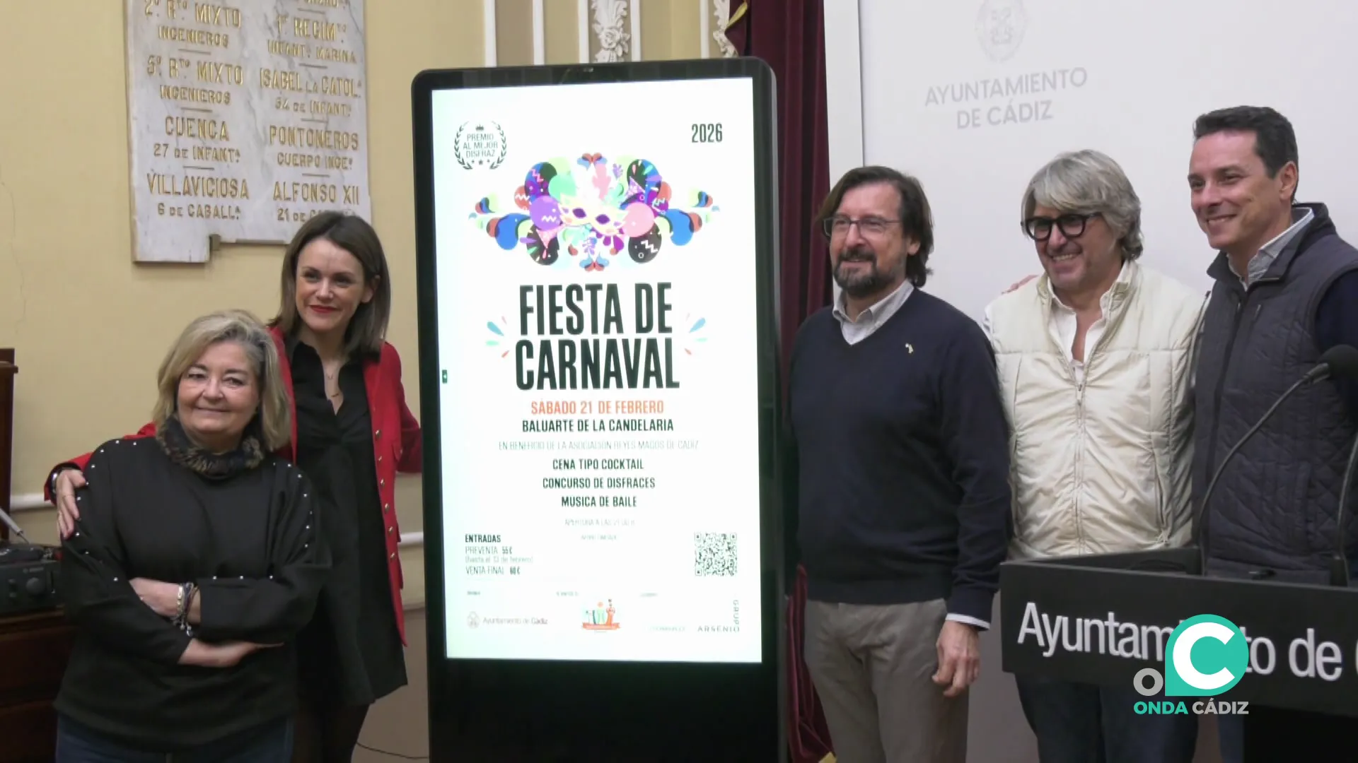 Autoridades y organizadores en el acto de presentación en el Ayuntamiento de Cádiz