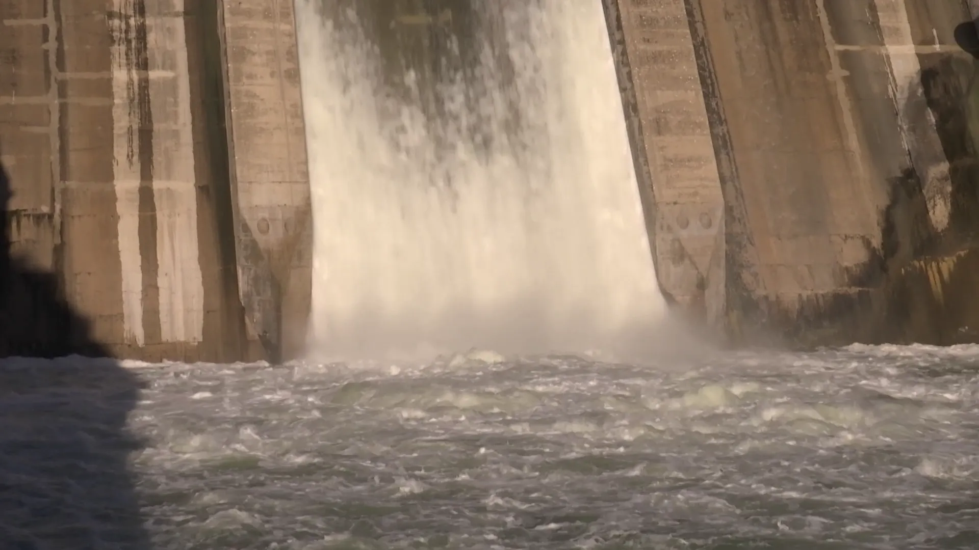 Los pantanos gaditanos siguen alviando agua desde las últimas horas