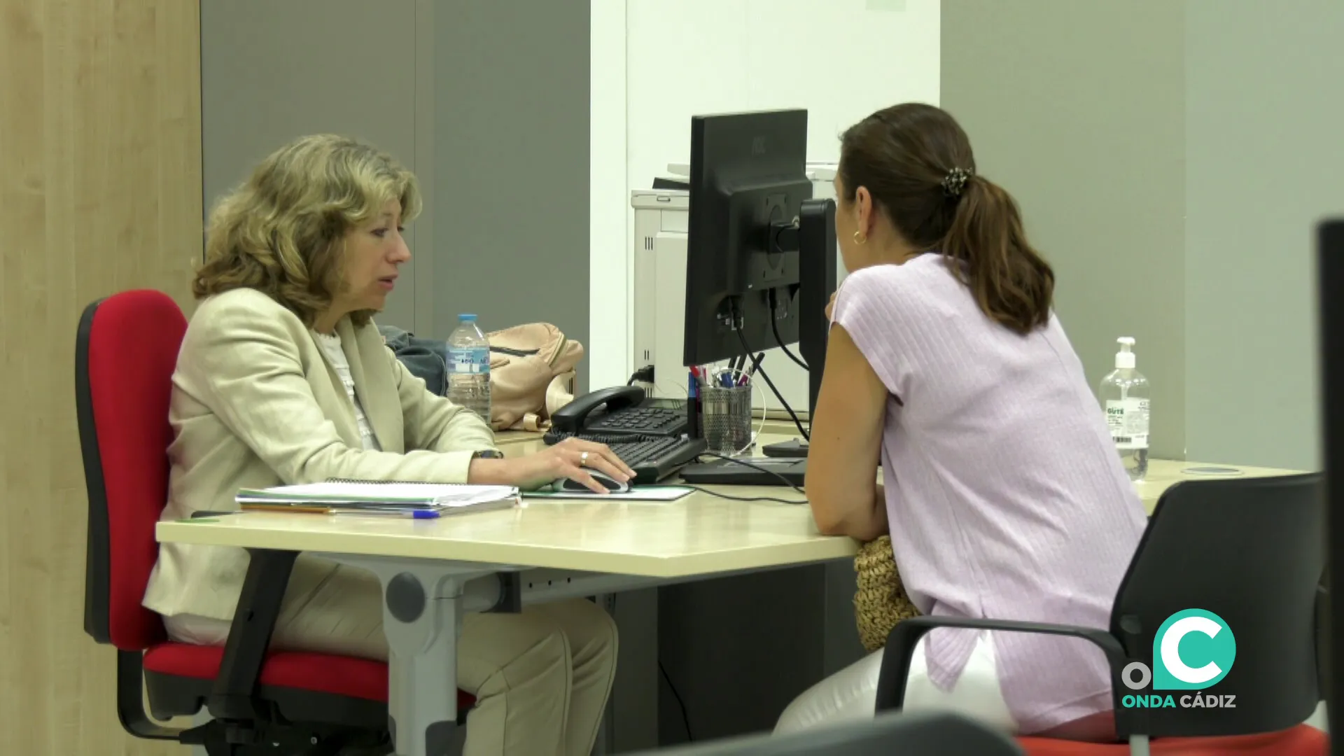 Interior de una oficina de empleo en la capital gaditana