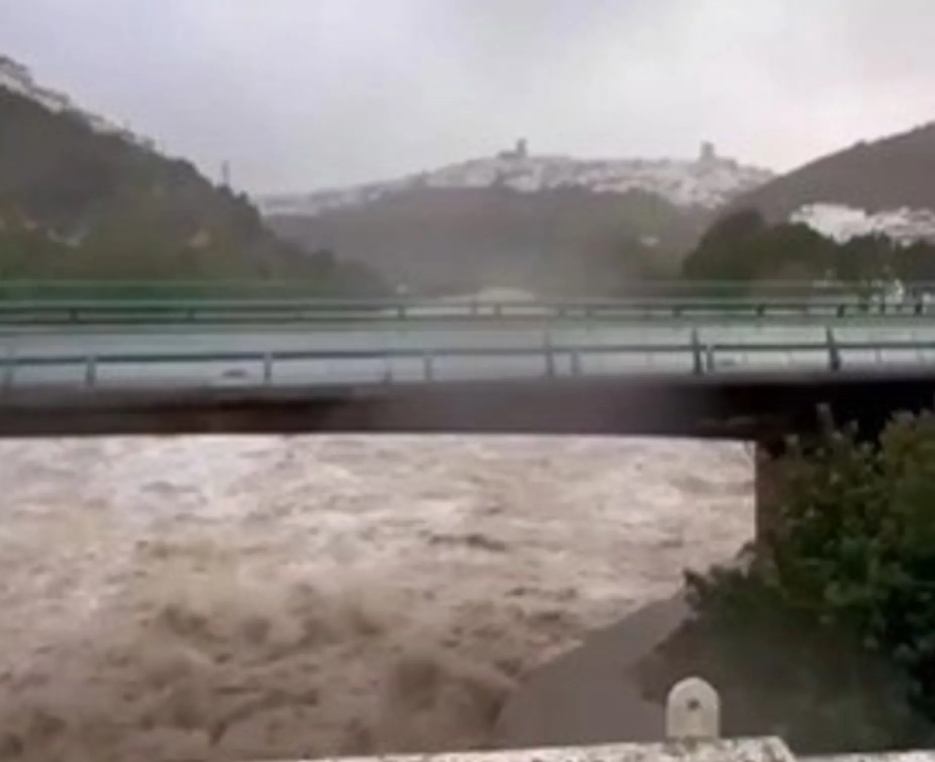 Pantano de Arcos con la crecida del río que ha provocado el desalojo de viviendas