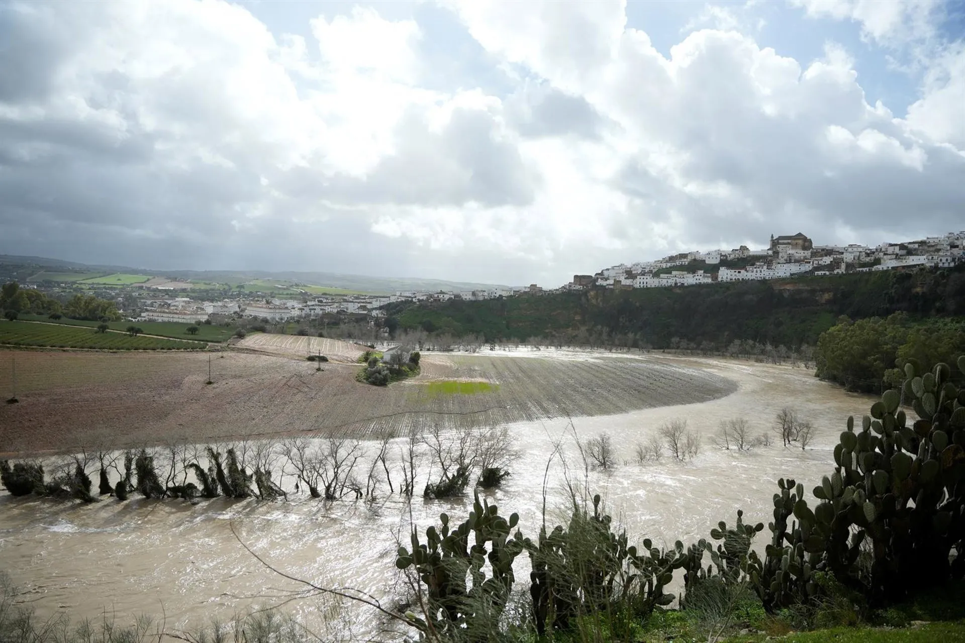Crecida del río Guadalete a su paso por la localidad gaditana de Arcos de la Frontera
