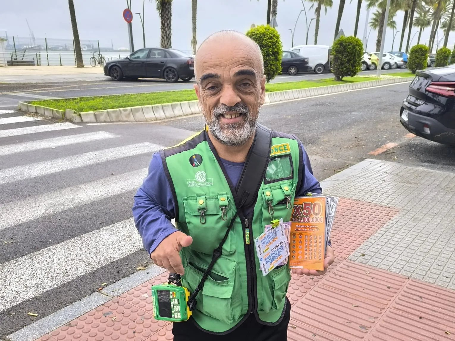 Emilio Ramírez reparte un Sueldazo de la ONCE en la Barriada de La Paz