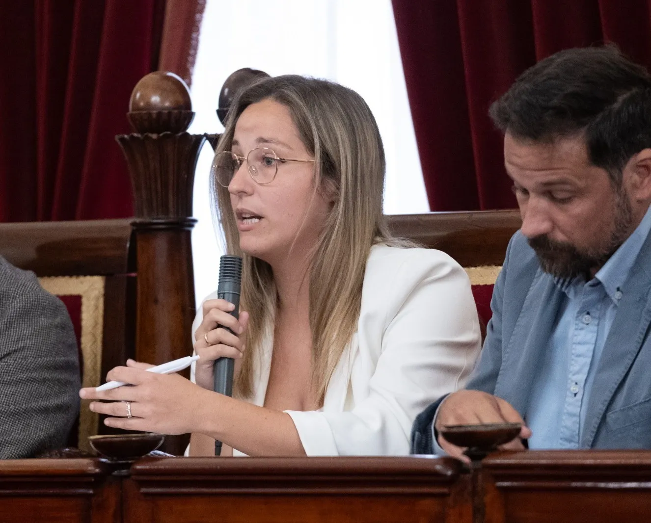 Paula Fernández durante la intervención en una sesión plenaria del Ayuntamiento de Cádiz