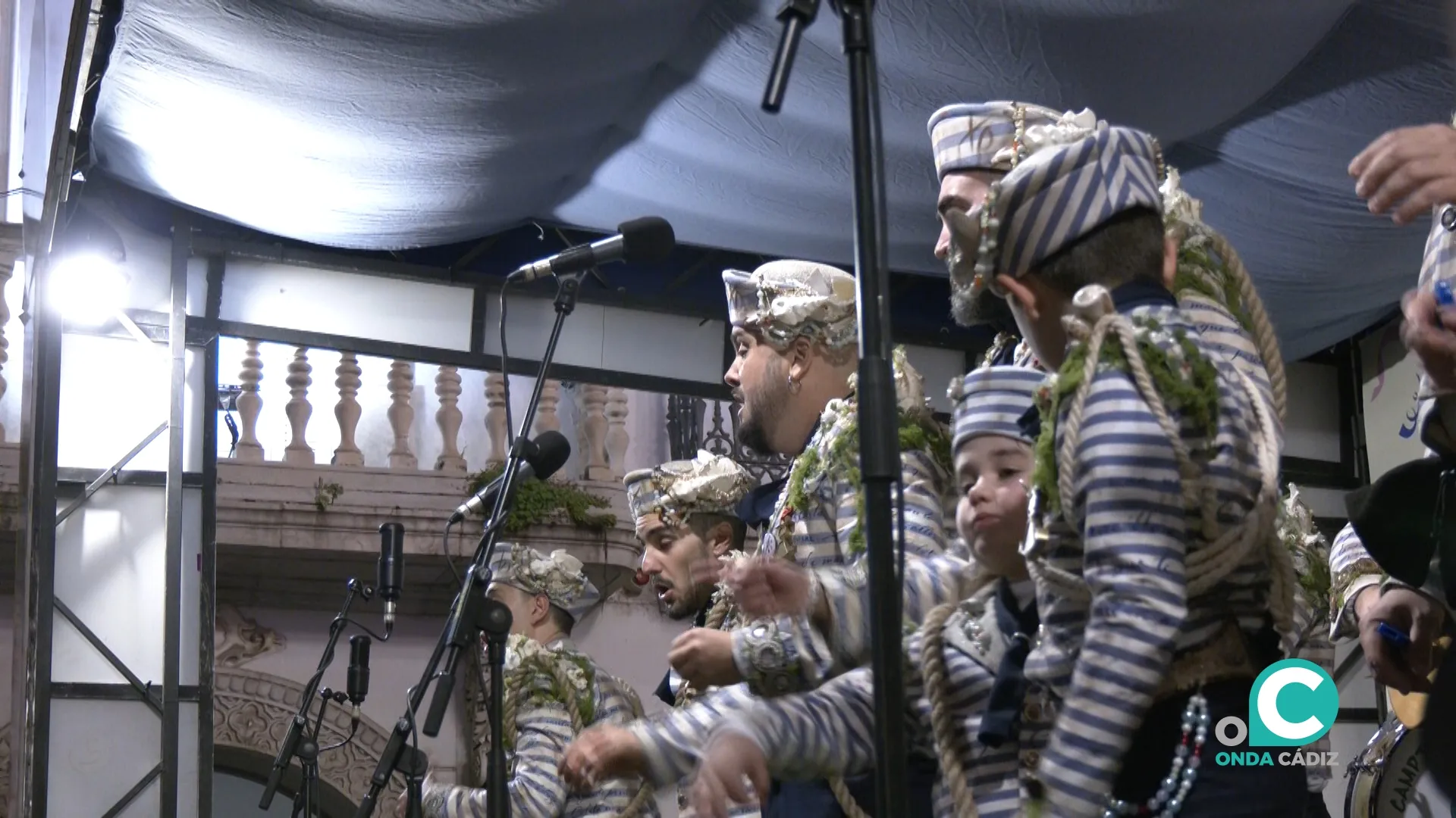 Agrupación actuando