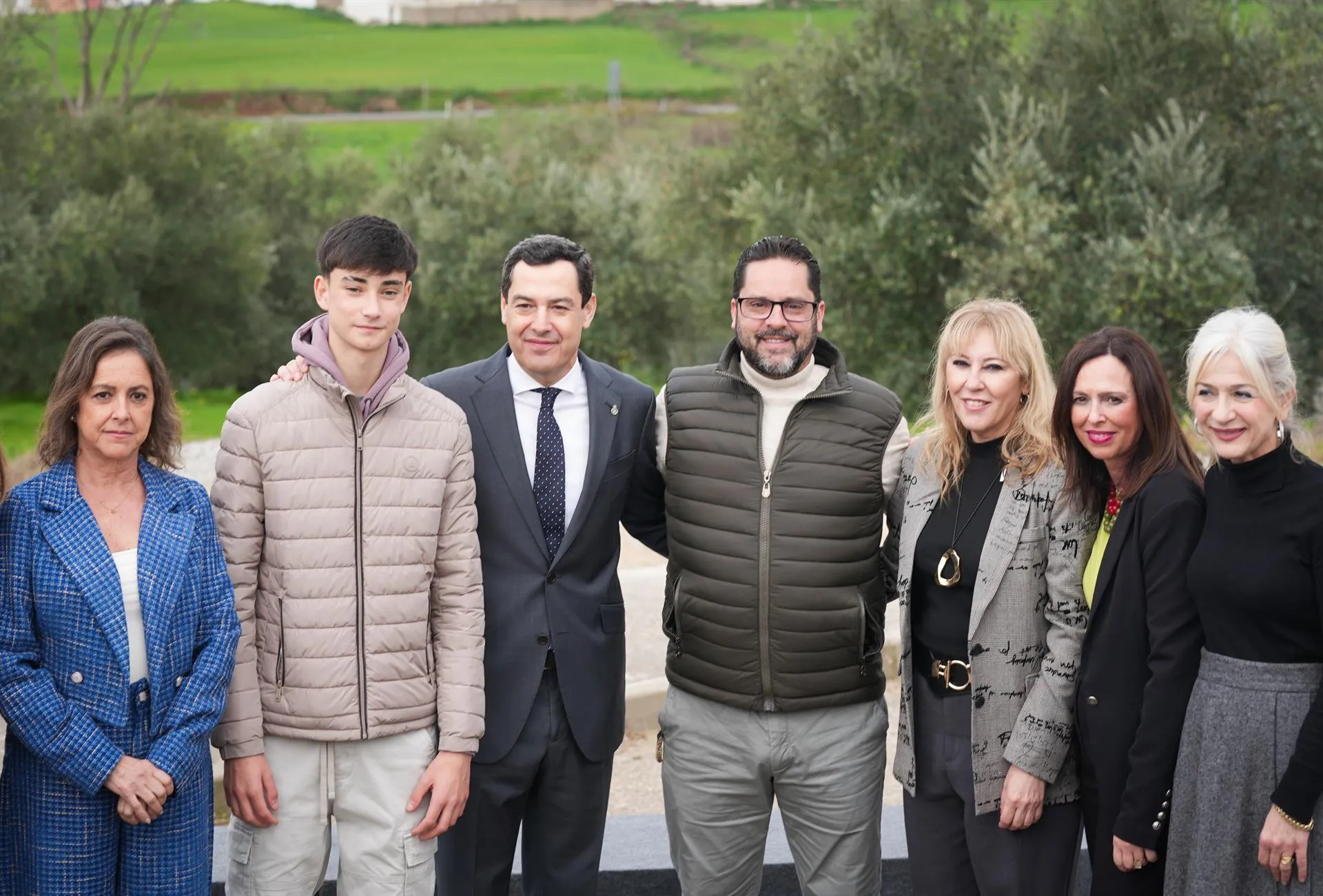 El presidente de la Junta con distintos vecinos de la localidad cordobesa 