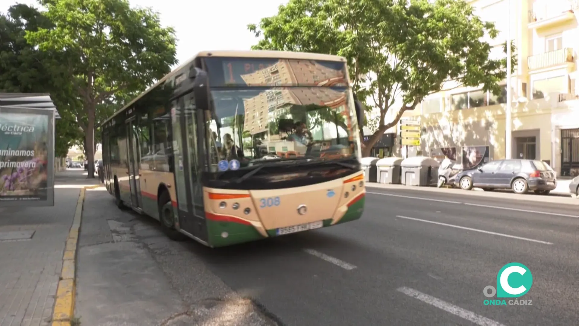 Autobús urbano en una de las paradas de la ciudad de Cádiz. 