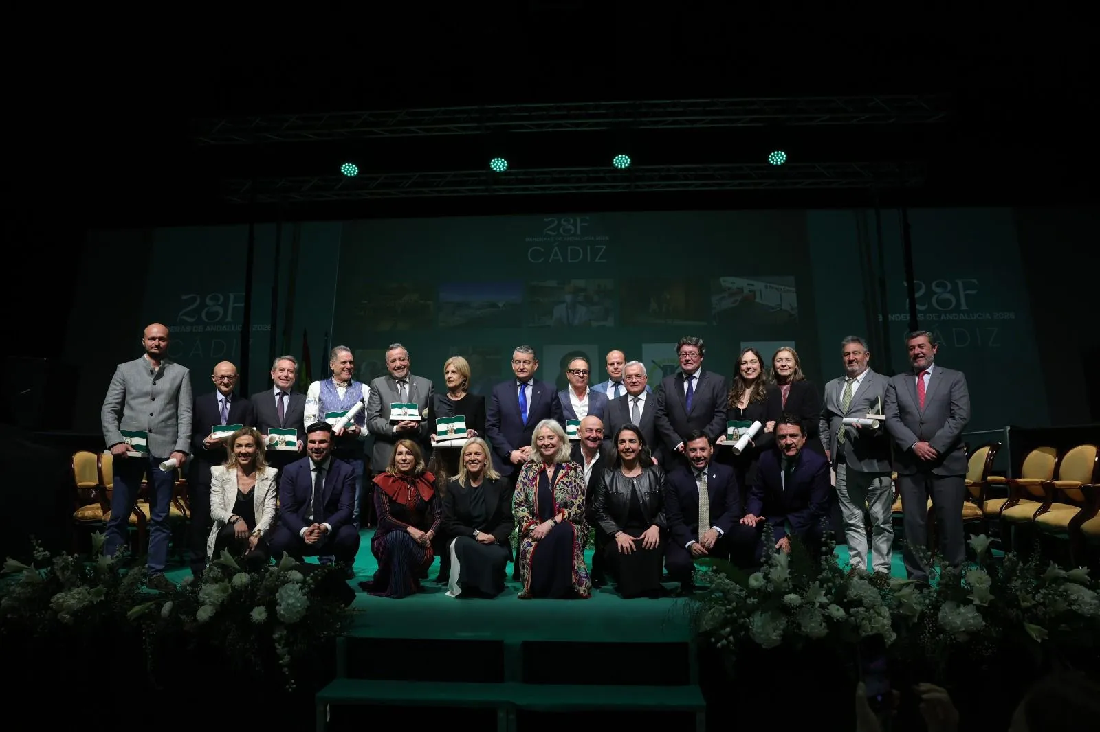 Foto de familia del acto de entrega de Banderas de Andalucía 2026.