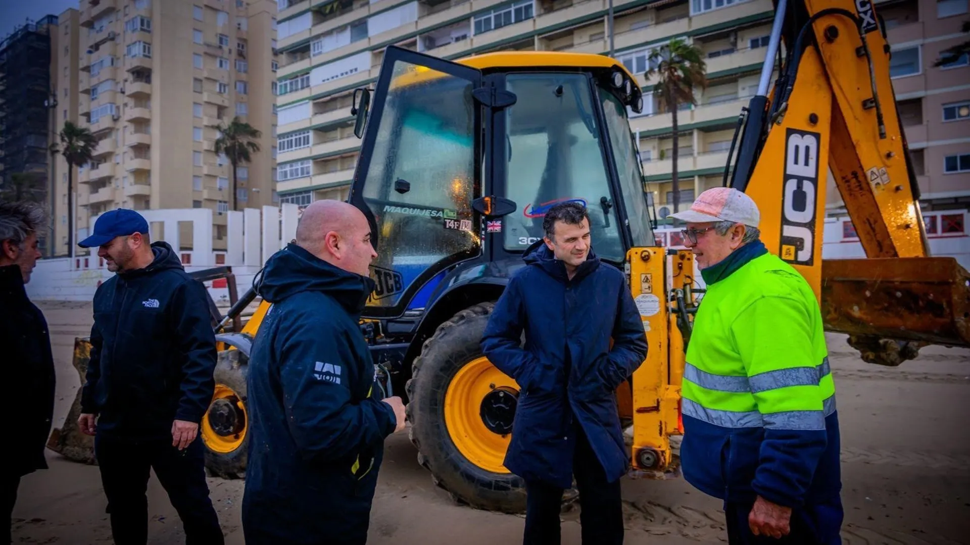El alcalde de Cádiz inspeccionando las playas tras los efectos de los pasados temporales