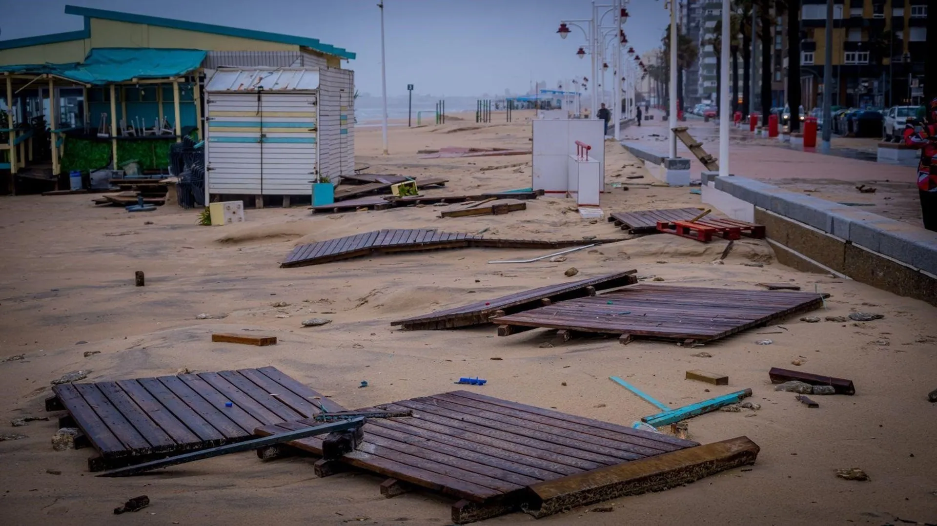 Efectos del temporal sobre los chiringuitos de la playa situados a la altura de la calle Brasil