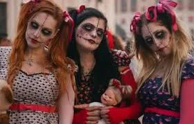 En Carnaval son muchas las personas que van disfrazadas por la calle y acuden a fiestas.