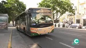 Autobús urbano en una de las paradas de la ciudad de Cádiz.