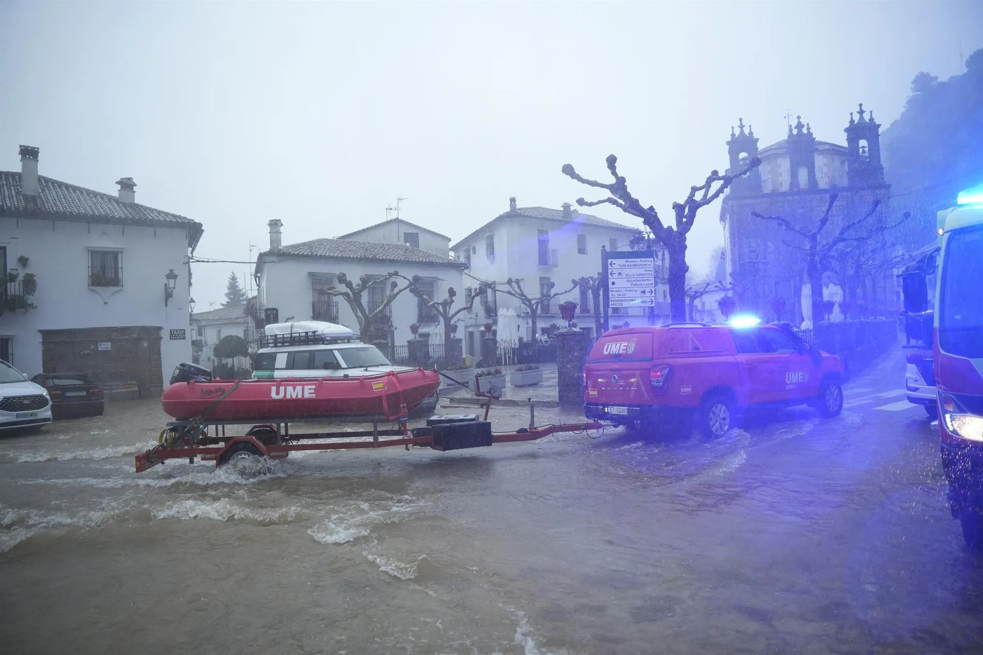 Miembros de la UME trabajan en labores de achique de agua en calles y viviendas de la localidad gaditana de Grazalema inundadas tras el paso de la borrasca Leonardo.