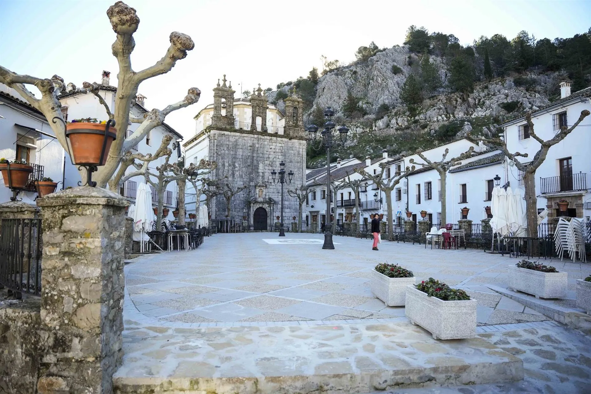 Calle de Grazalema normalizando su estampa tras haber sido escenario de graves inundaciones por el pasado temporal