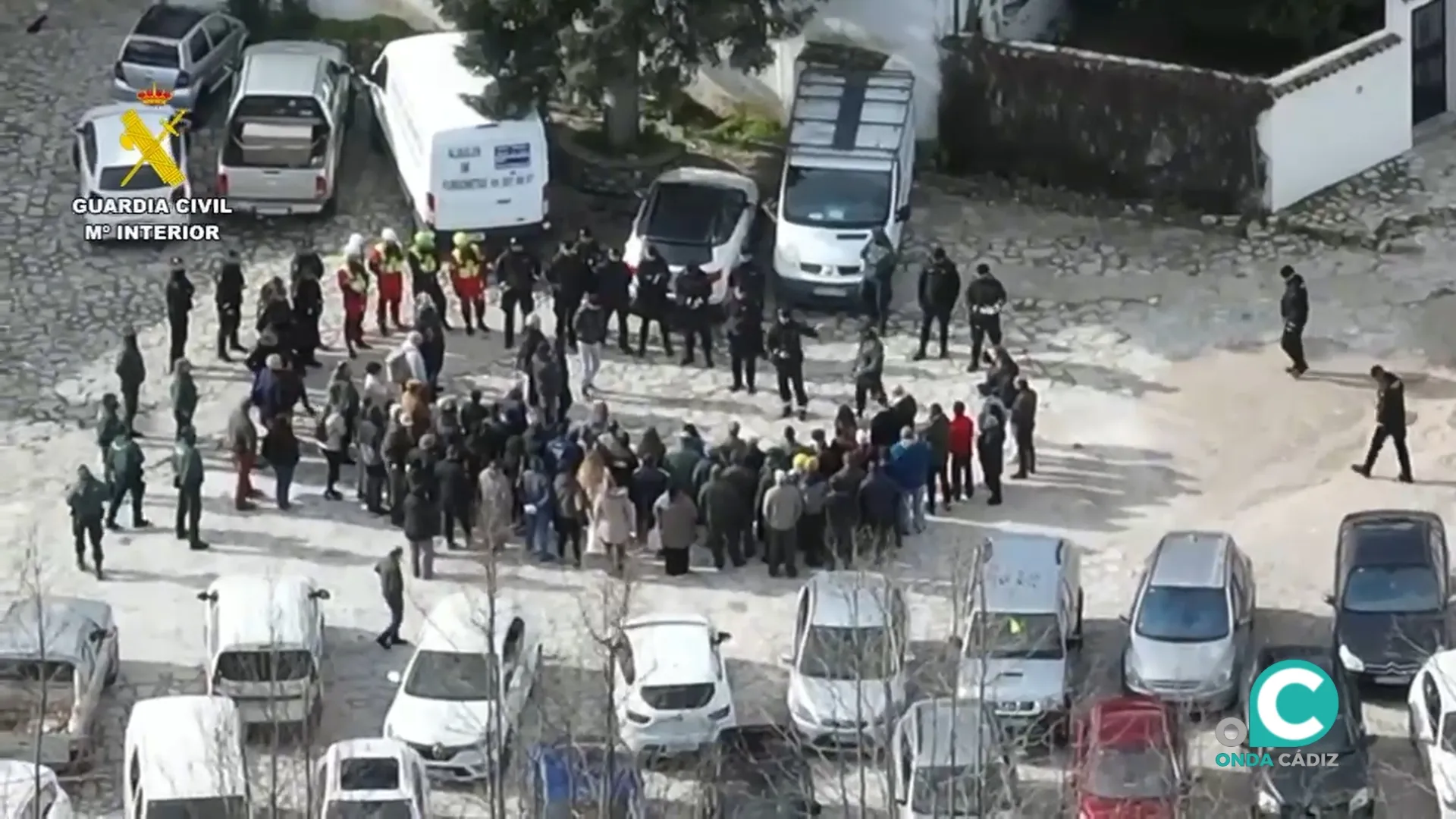 Vecinos de Grazalema reunidos este domingo con efectivos de la Guardia Civil. 