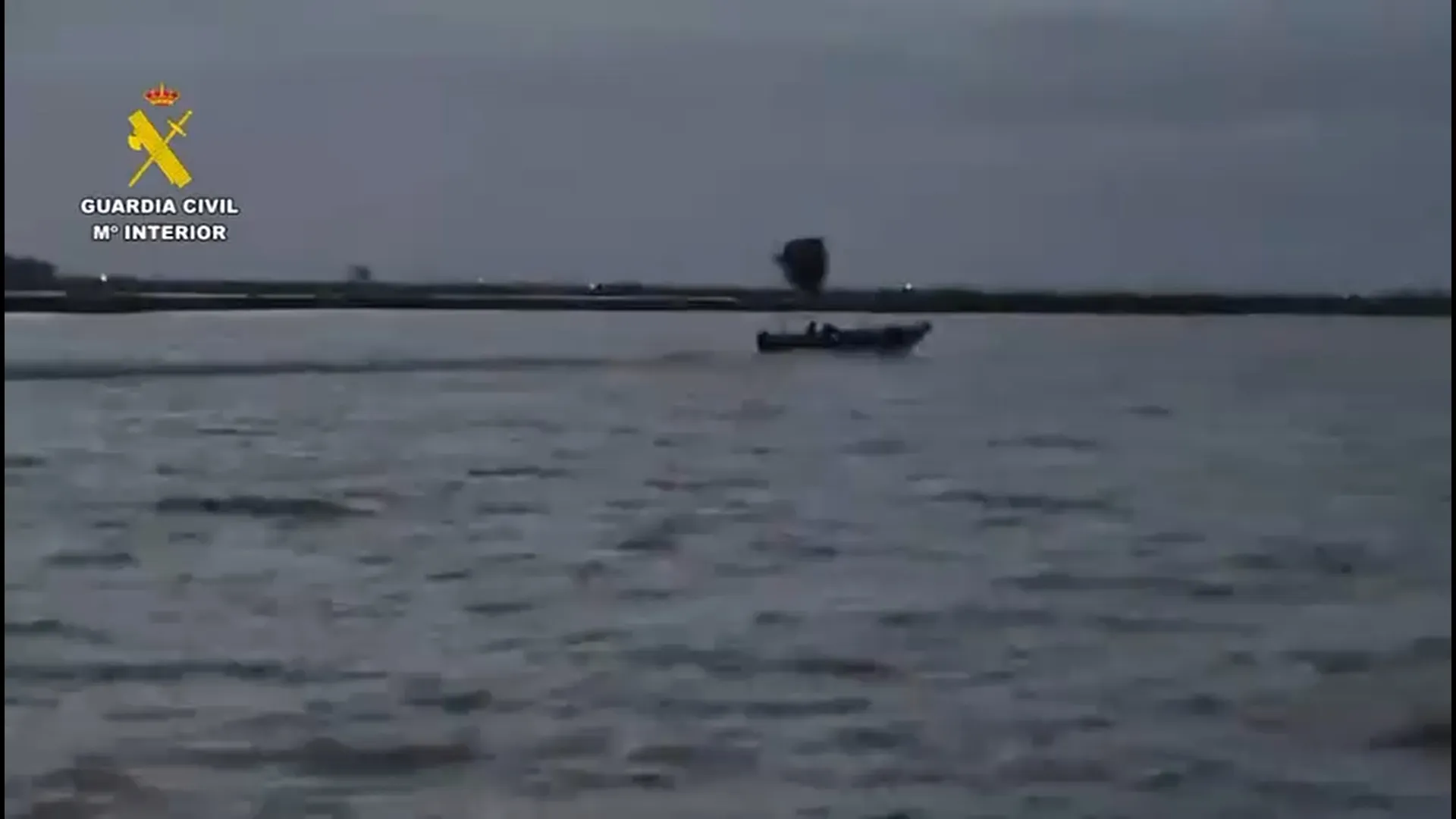 Imagen de la narcolancha en la persecución por el río Guadalquivir.