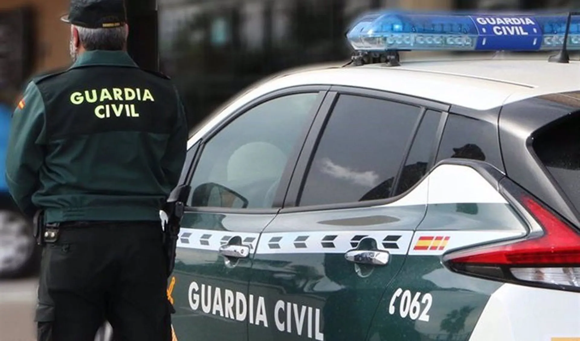 Un agente de la Guardia Civil junto a un vehículo oficial en una imagen de archivo