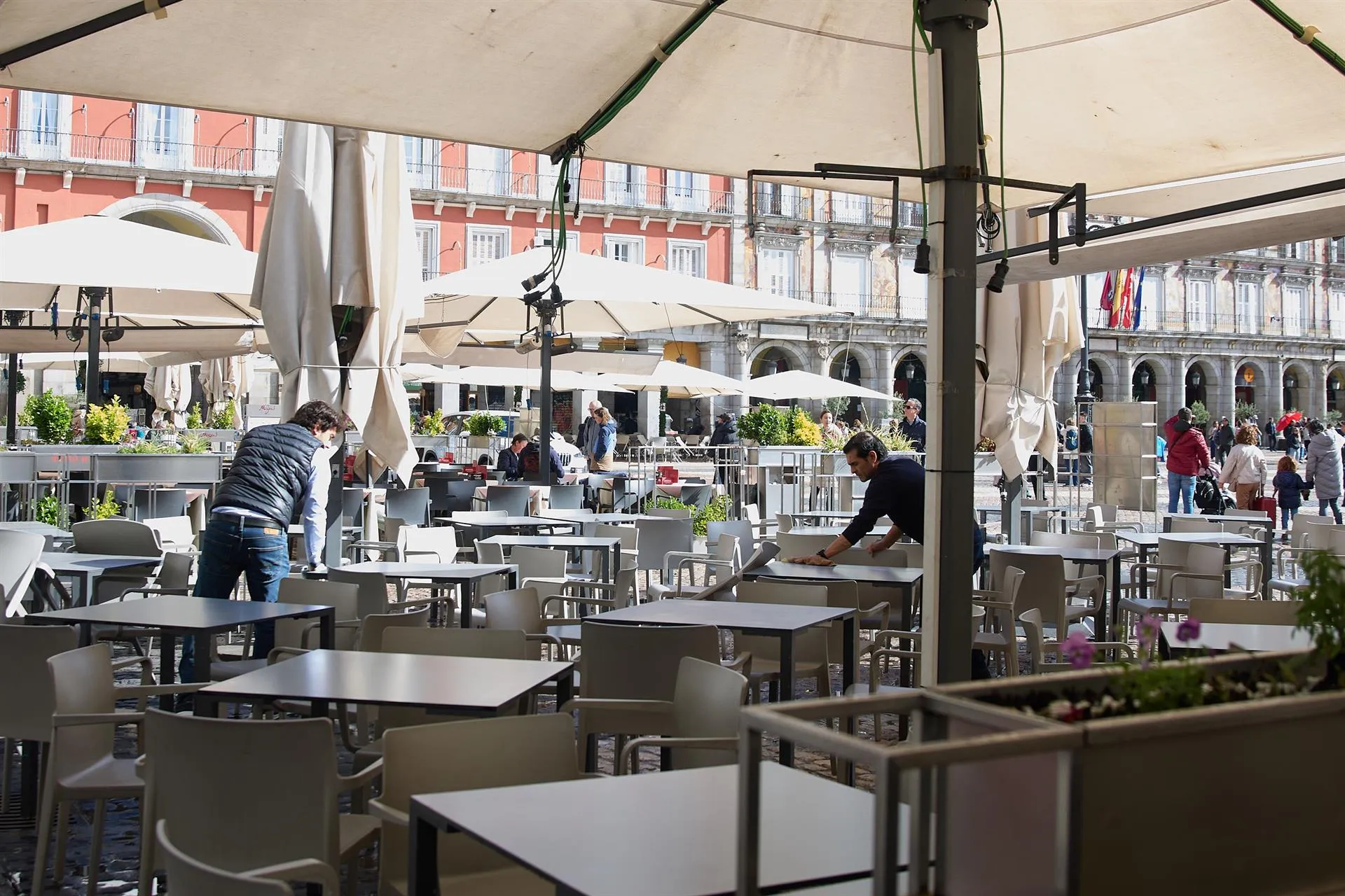 Un camarero durante su jornada laboral en imagen de archivo.