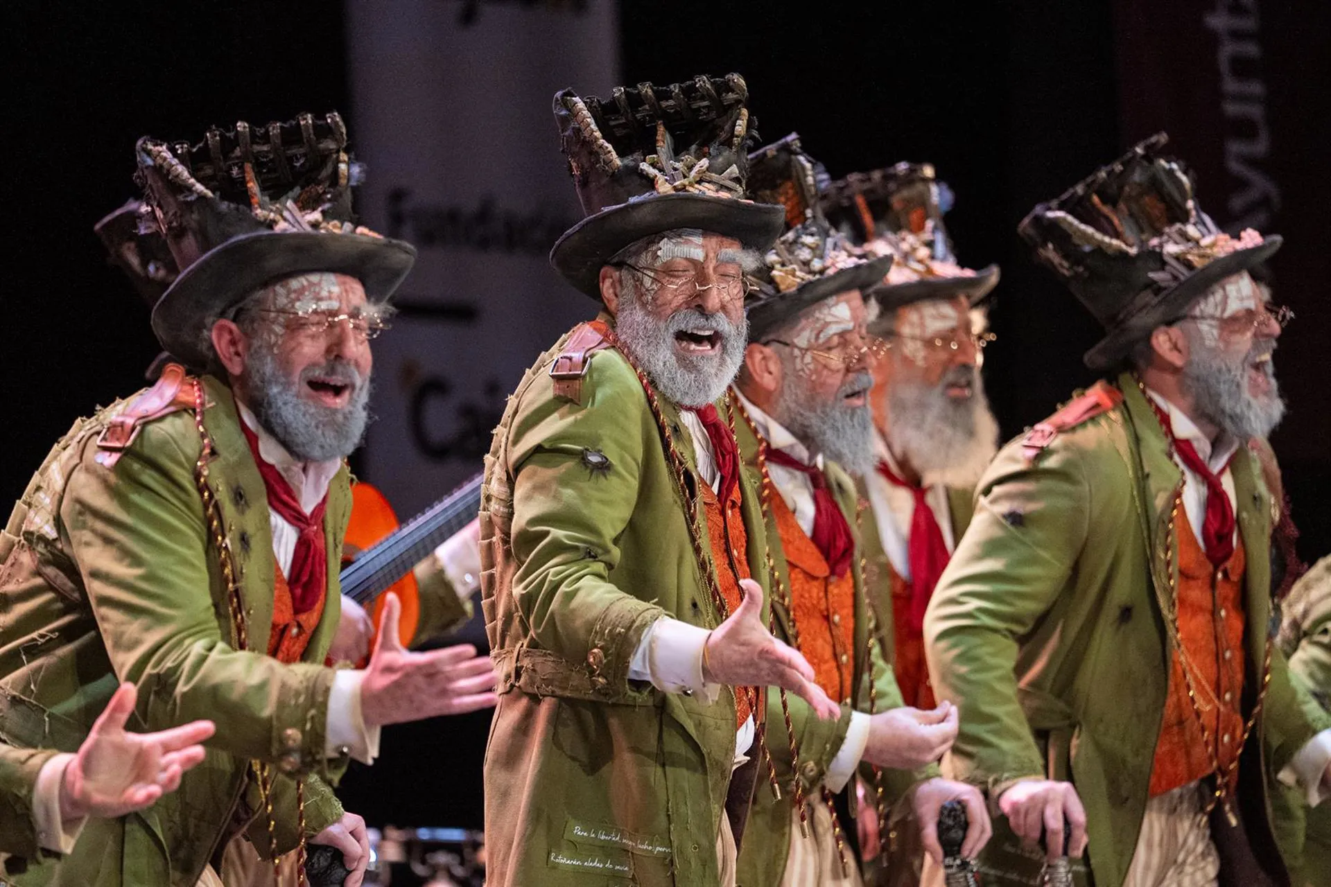 Comparsa 'Los Humanos' de Antonio Martínez Ares durante su pase de semifinales del COAC de Cádiz