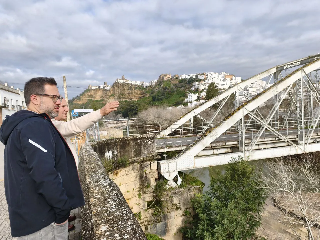 El dirigente en su visita a los daños causados al puente de San Miguel en Arcos de la Frontera