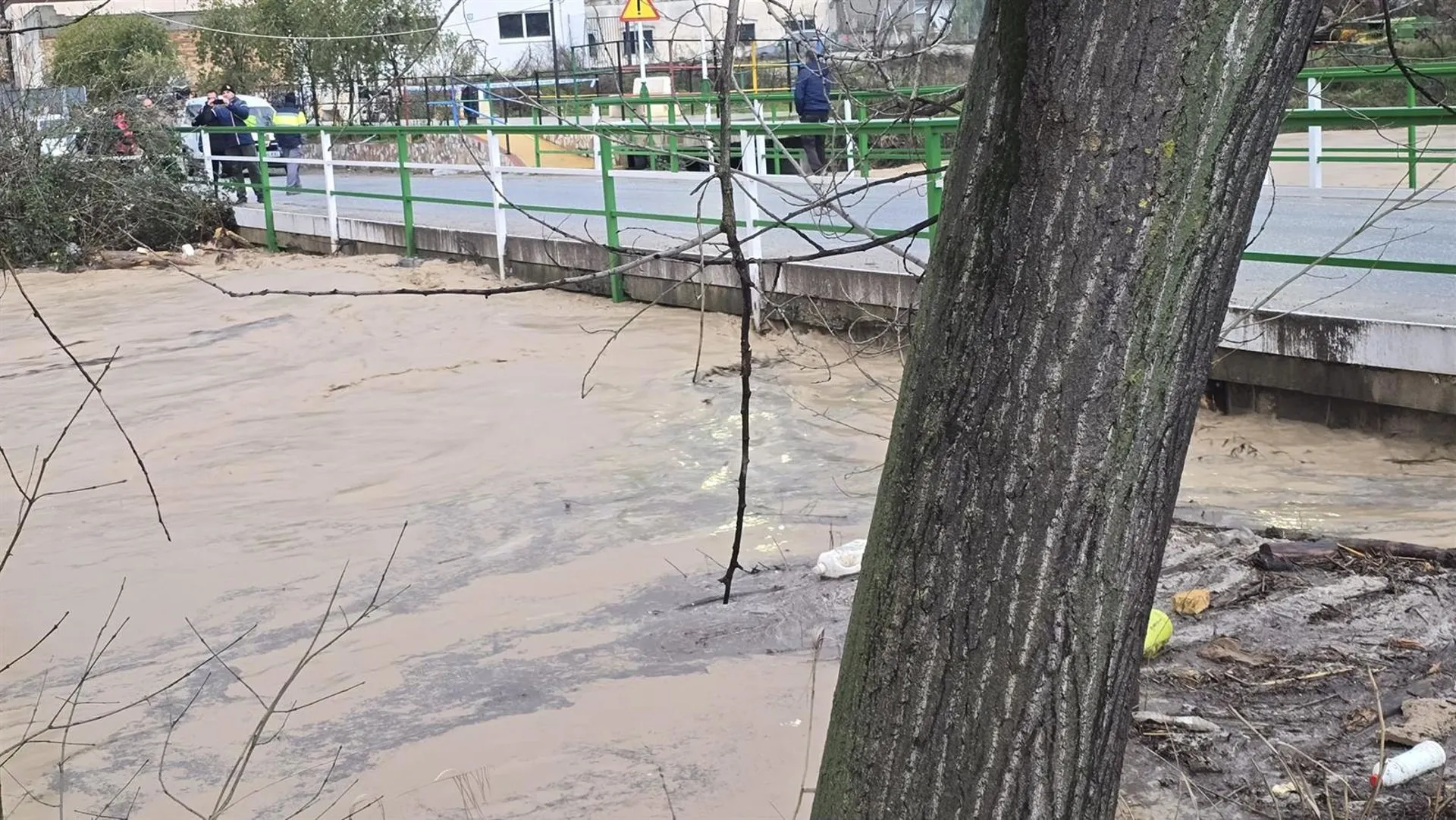 Uno de los puentes en Jimena con la crecida del río al límite