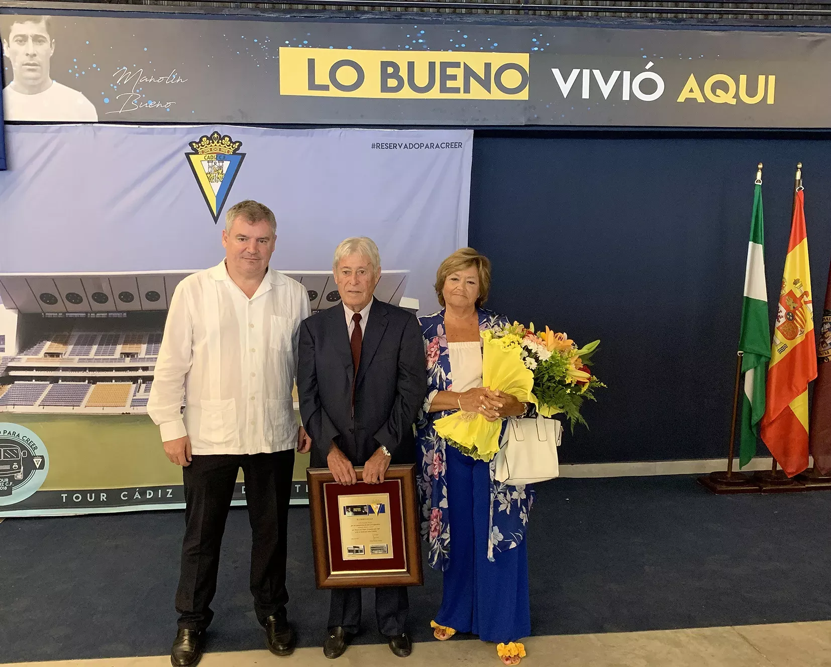 Manolín Bueno recibía un homenaje del Cádiz CF en el año 2019.
