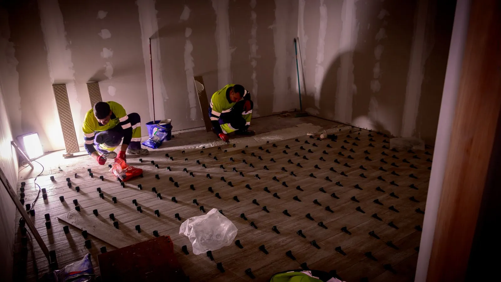 Operarios trabajando en las obras de mejora en las instalaciones en las que se encuentra Radio Taxi en Cádiz. 