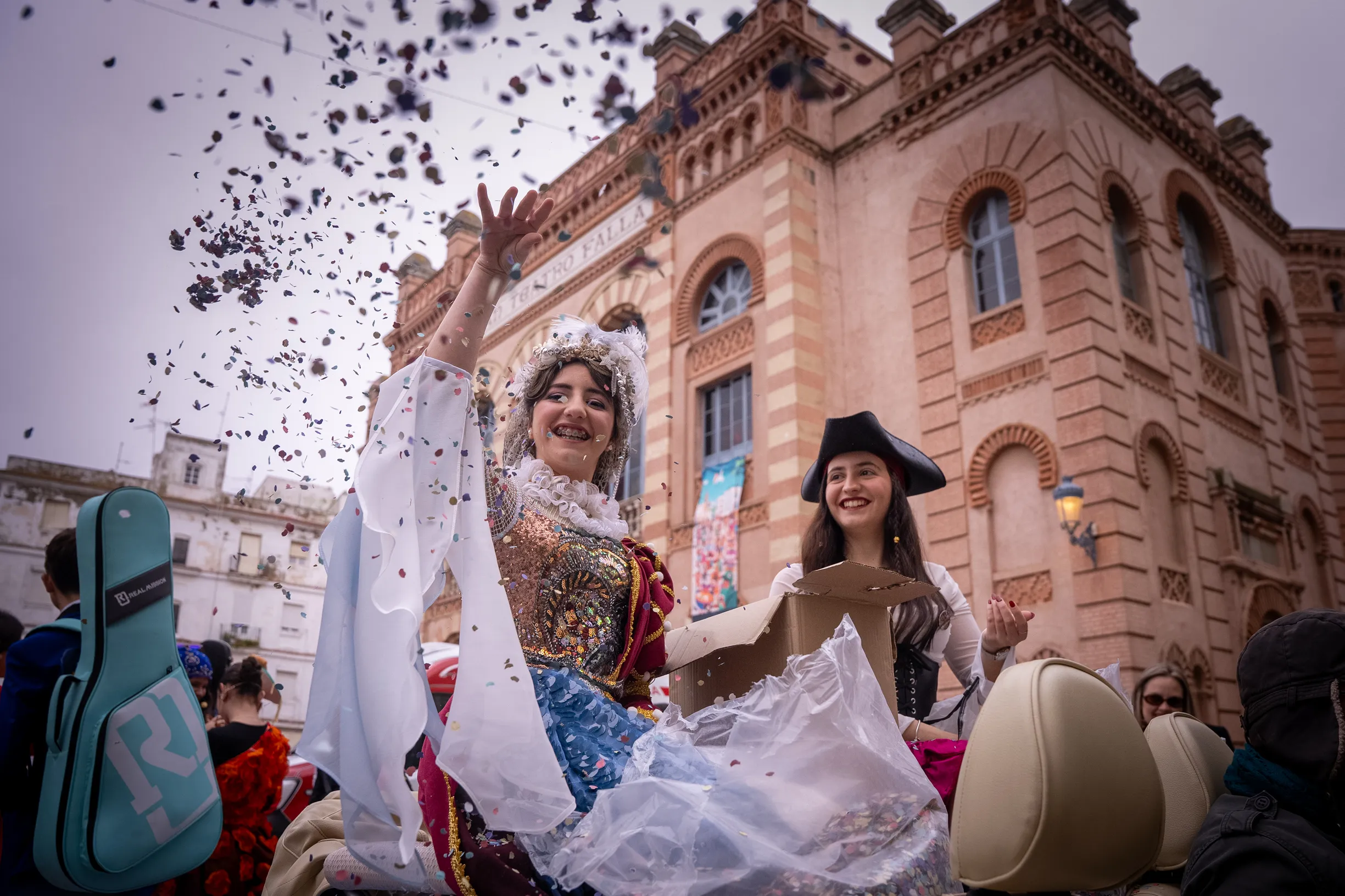 La pregonera infantil de camino a su cita en la plaza San Antonio