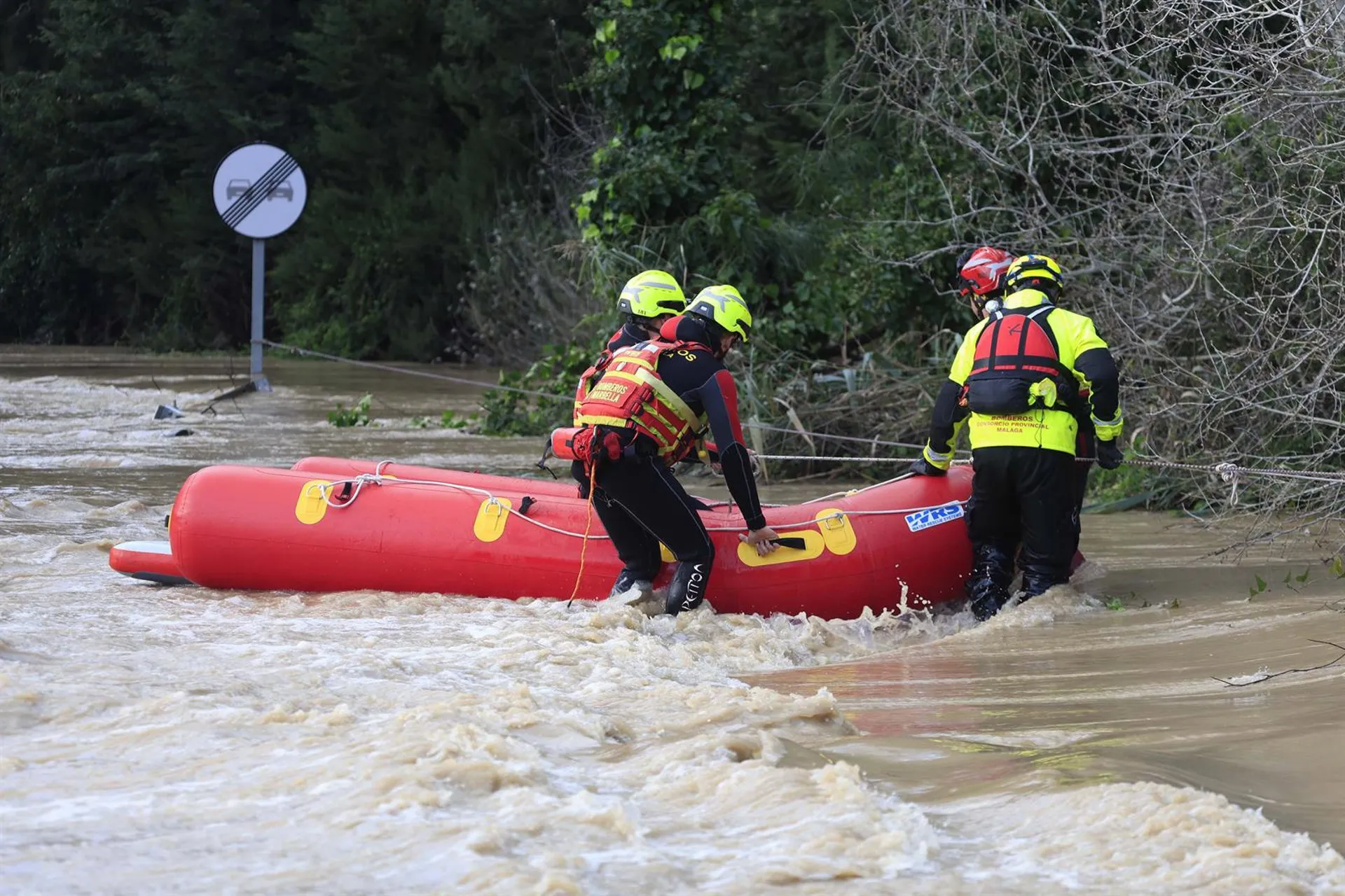Efectivos de bomberos actuando en la localidad campogibraltareña