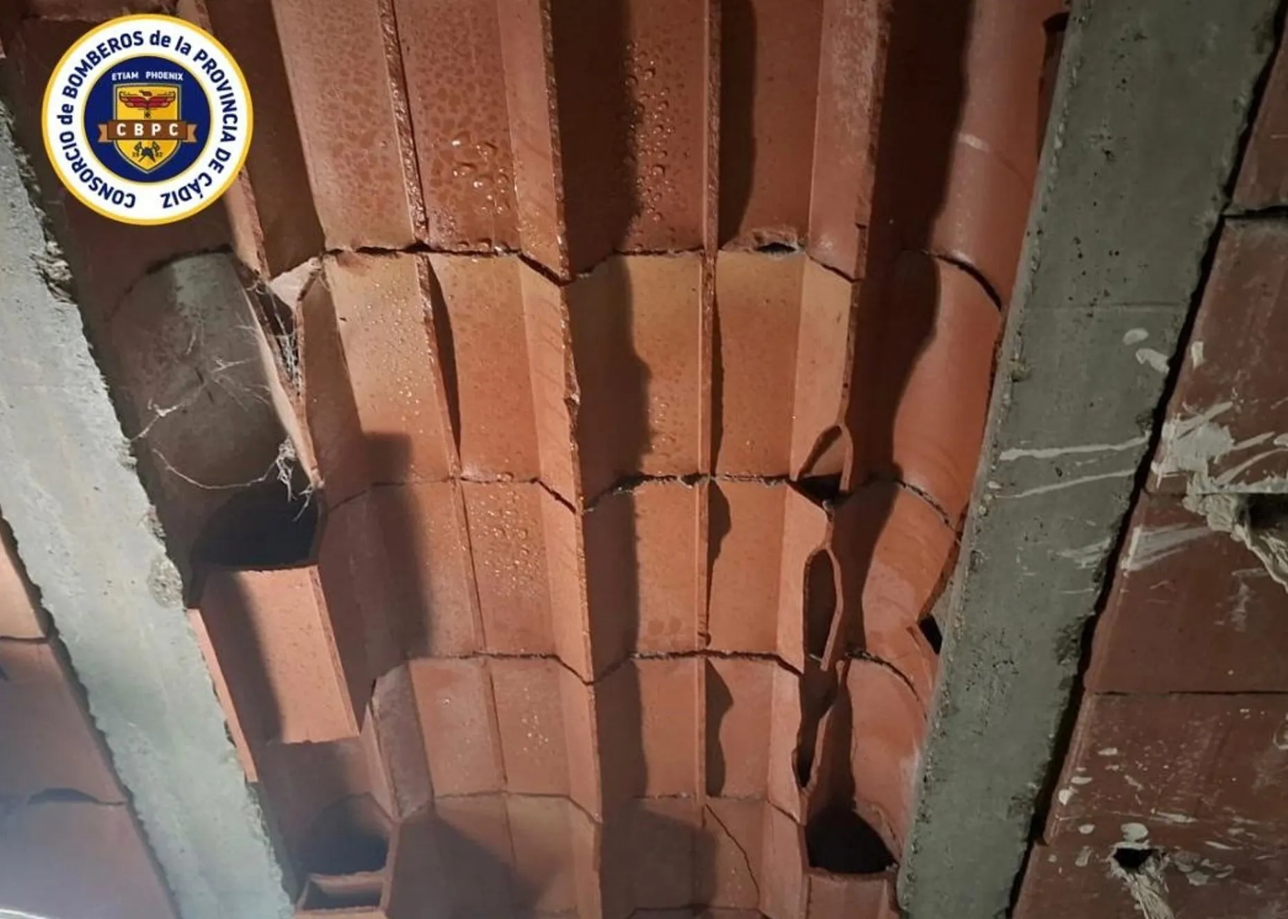 Parte del techo que se ha desprendido en una vivienda en Cádiz. 