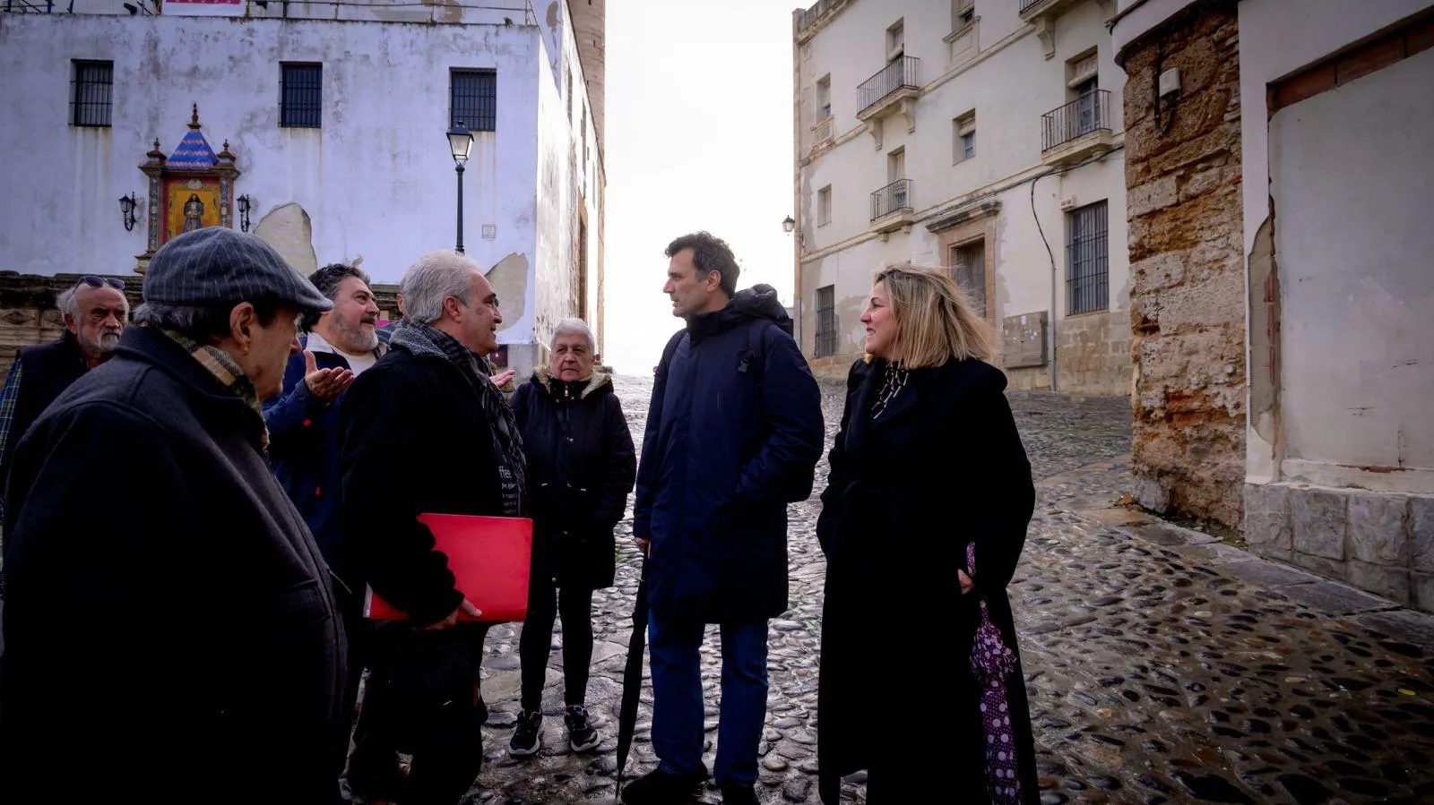 Bruno García se reúne con representantes de la asociación Plataforma de vecinos y amigos de El Pópulo.