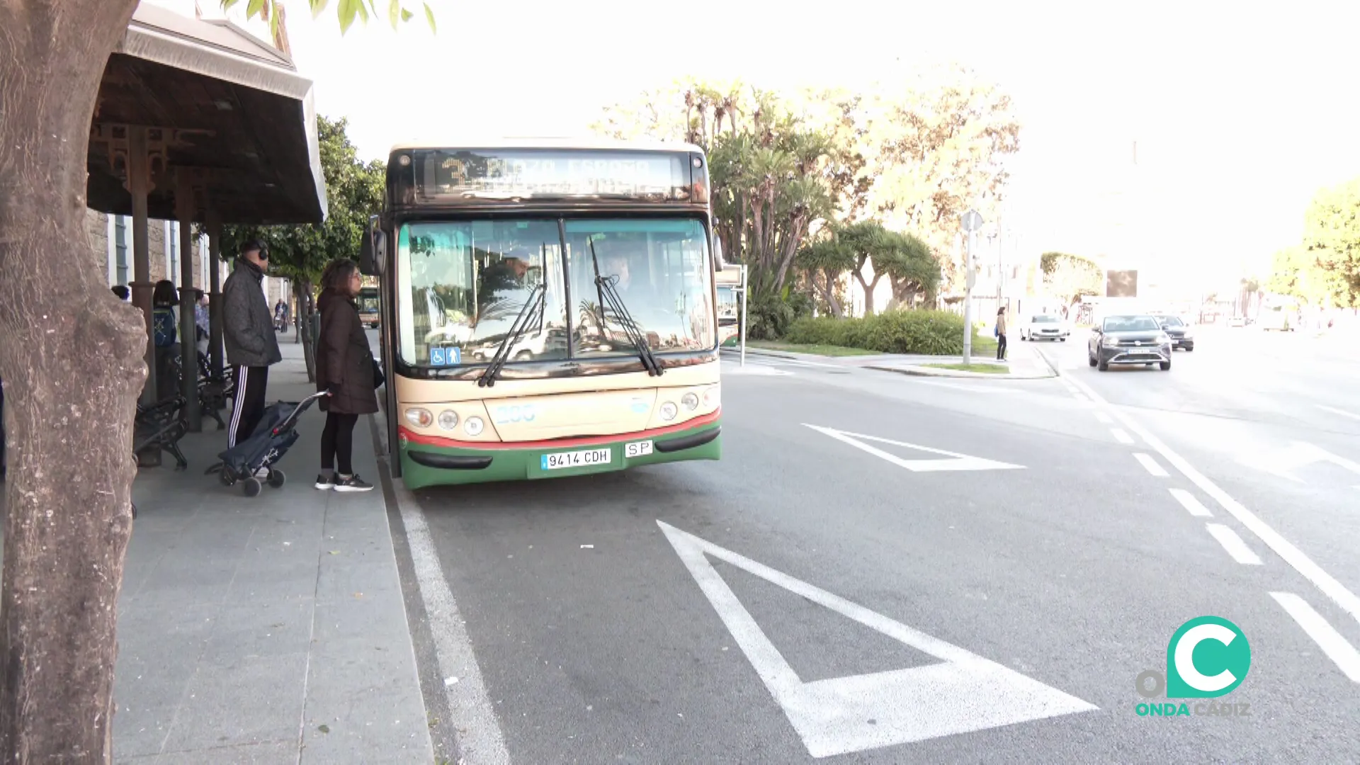Usuarios accediendo al vehículo urbano en la parada de la plaza de Españ.a