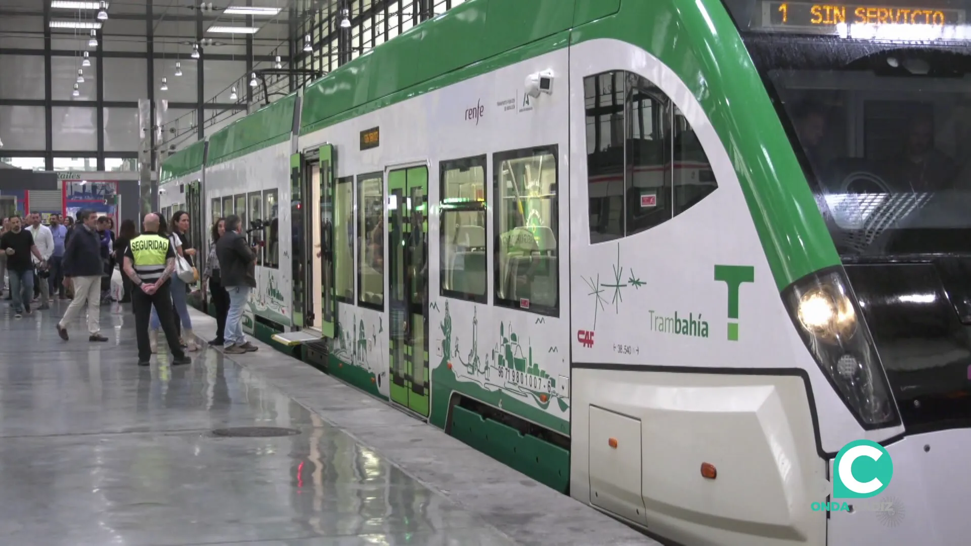 Viajeros acceden a los vagones en la estación de Cádiz en una imagen de archivo