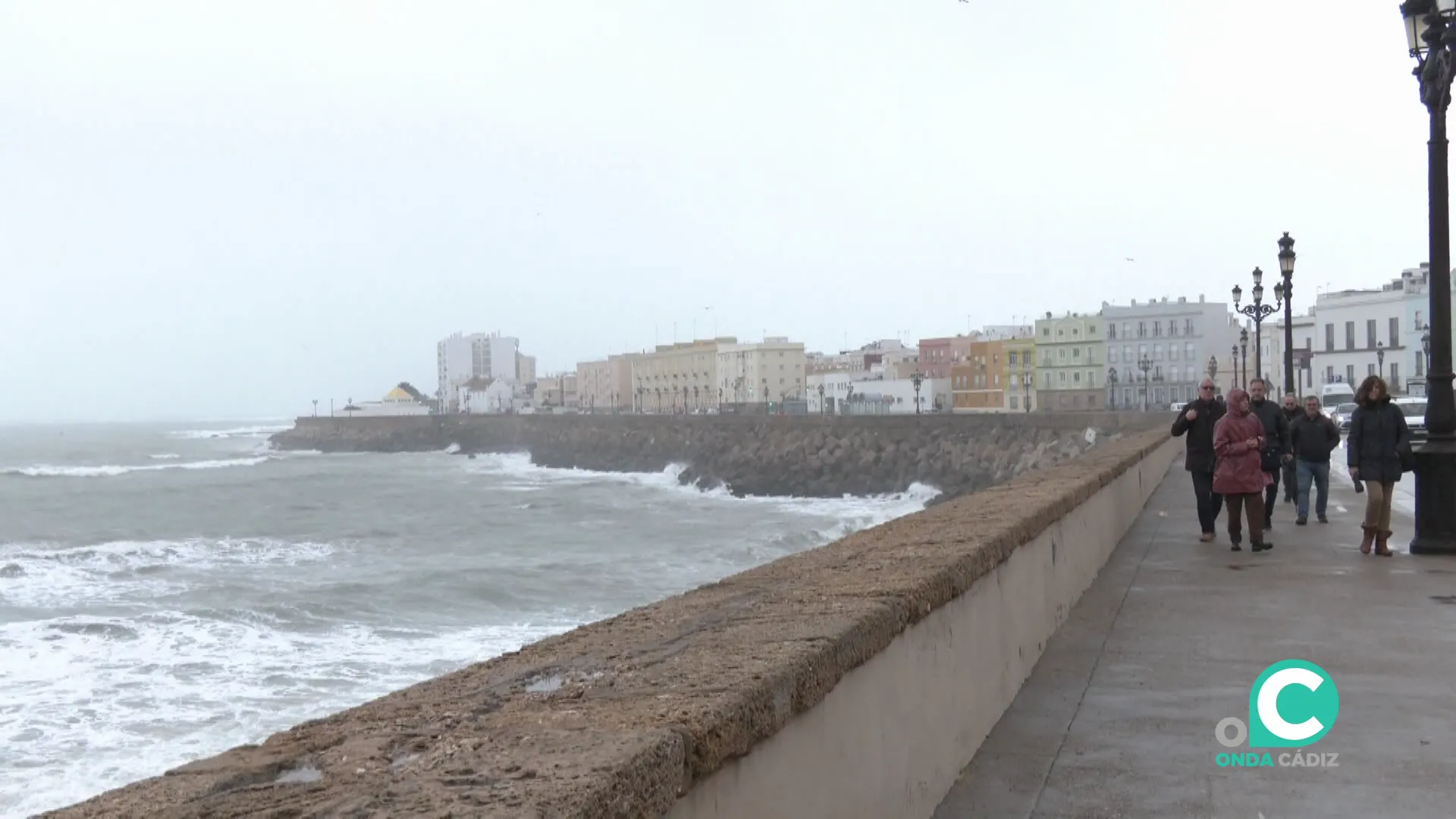 Viandantes por el Campo del Sur de la capital gaditana este miércoles