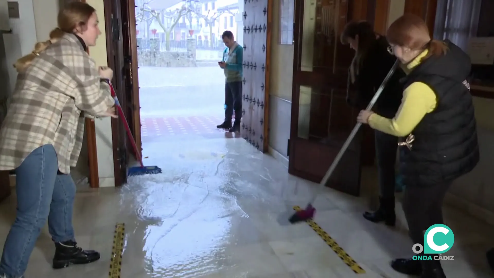 Vecinas de Grazalema evacuan agua en un local de la población serrana