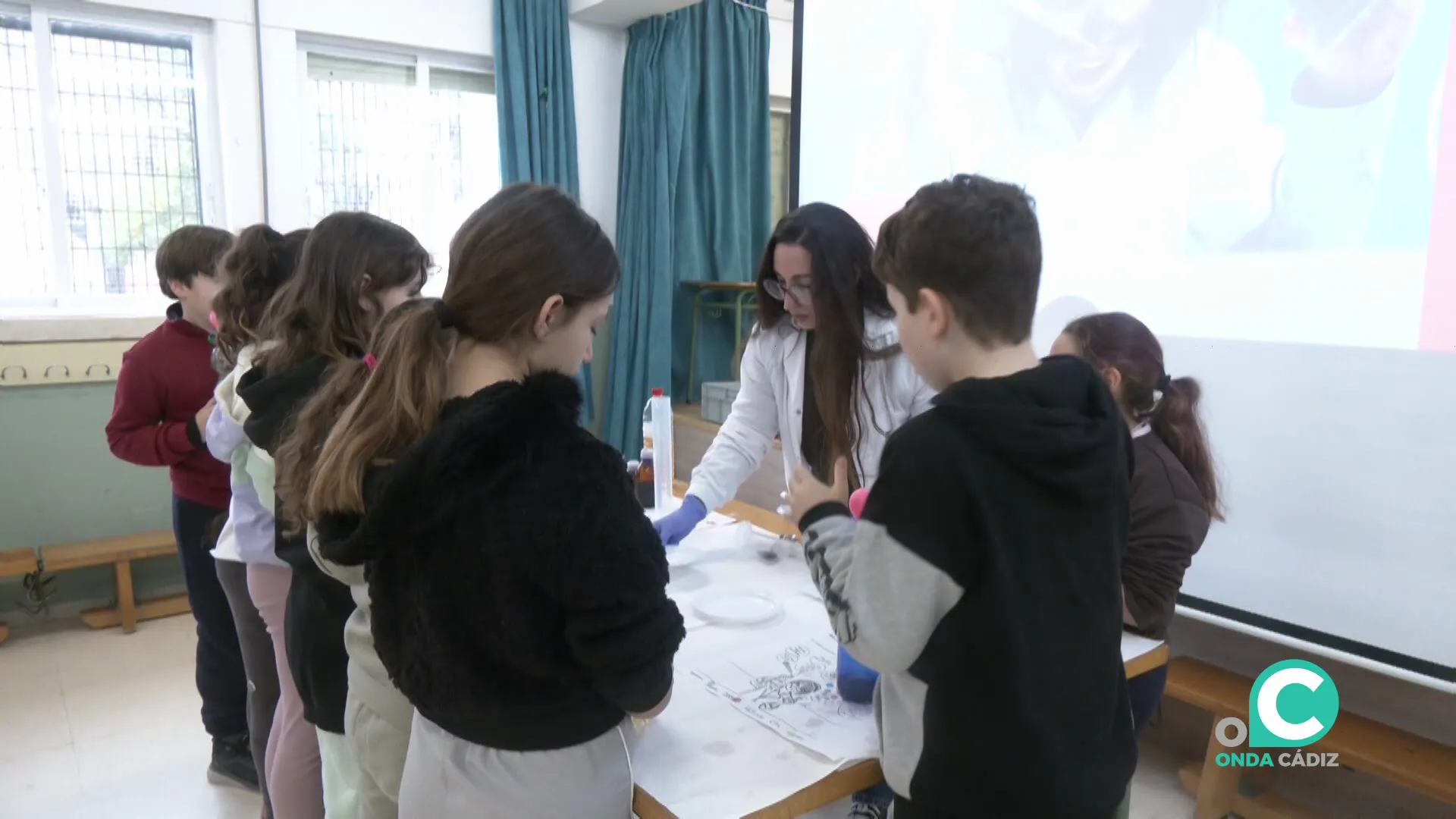 Encuentro por la fecha de escolares con investigadoras en el colegio Fermín Salvochea