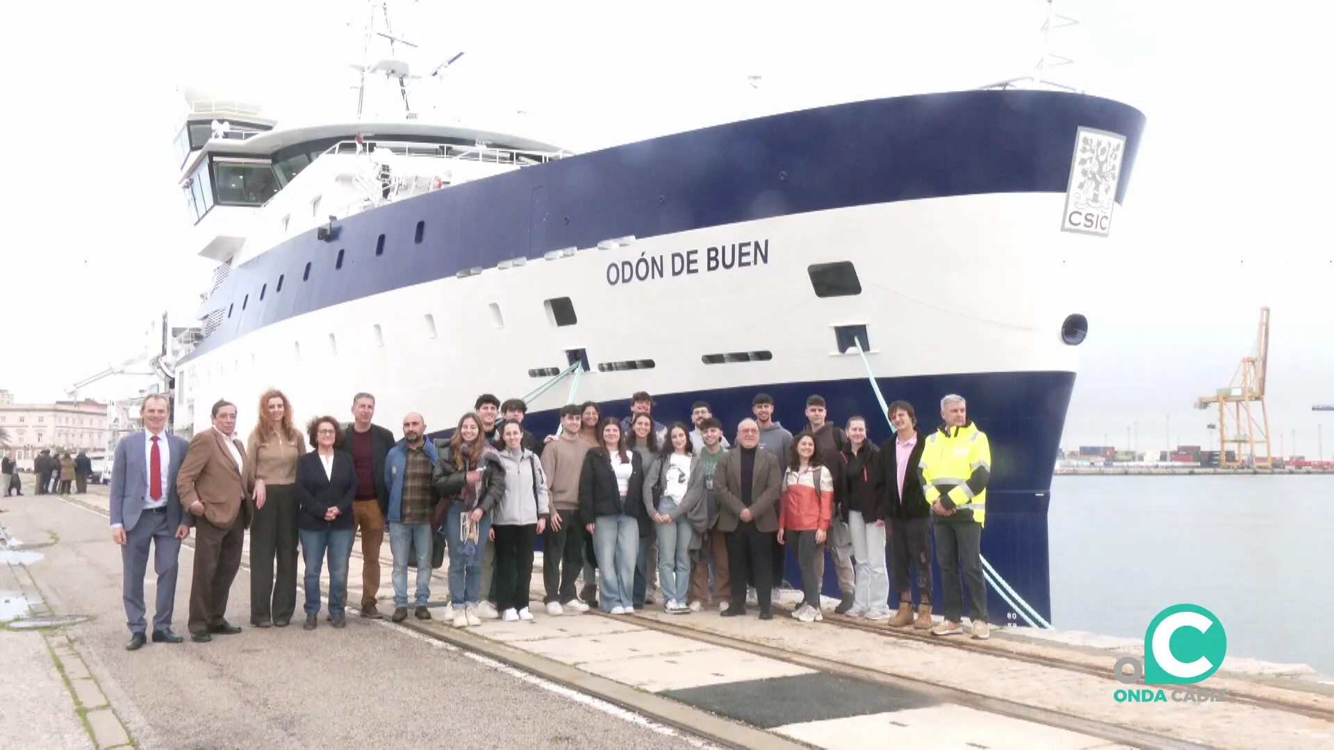 El navio junto con autoridades, docentes y alumnado de la UCA