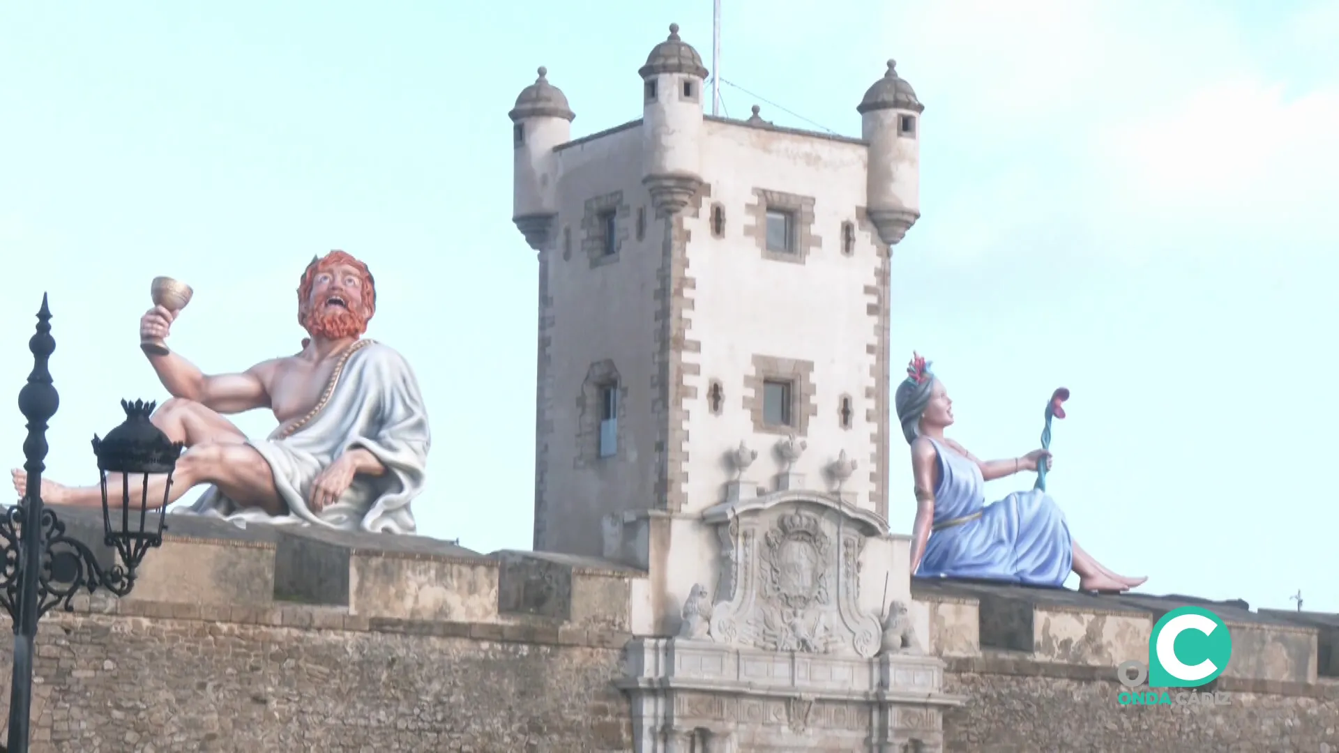 Las figuras del dios Baco y la diosa Salacia sobre las murallas de las Puertas de Tierra