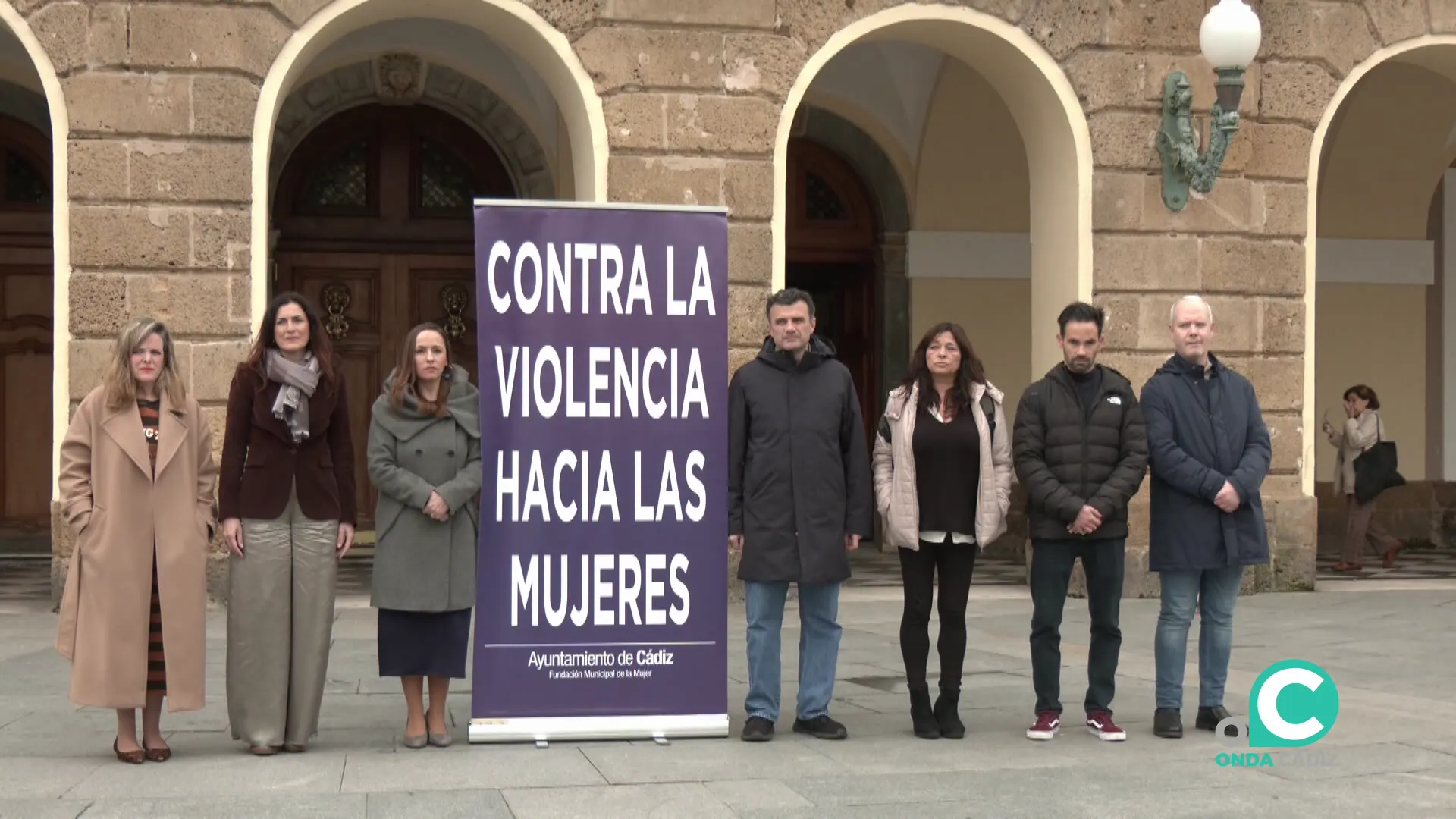 El alcalde encabezó el respetuoso acto en la plaza de San Juan de Dios