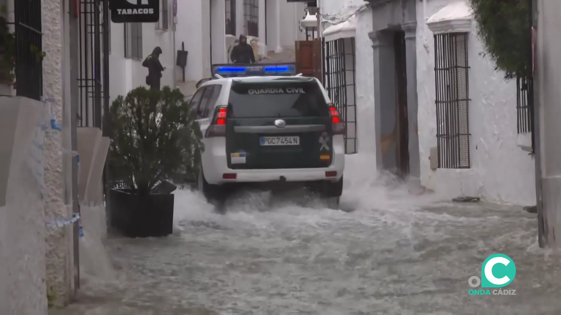 Vehículo de la Guardia Civil por una calle inundada de Grazalema durante el paso de los temporales