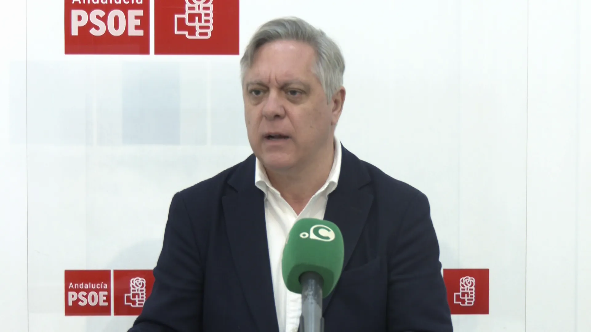 El dirigente socialista durante su valoración ante los medios este lunes