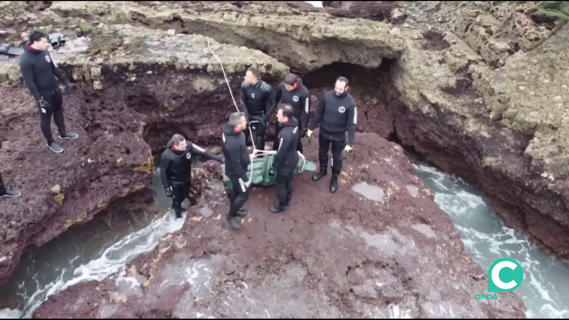 El equipo tras la recuperacion exitosa en una zona rocosa de difícil acceso