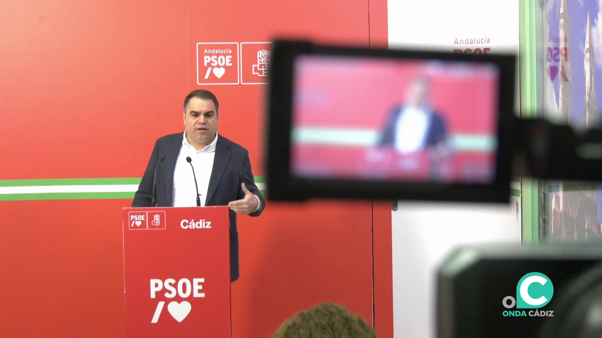 El dirigente socialista durante su intervención este viernes en la rueda de prensa ante los medios