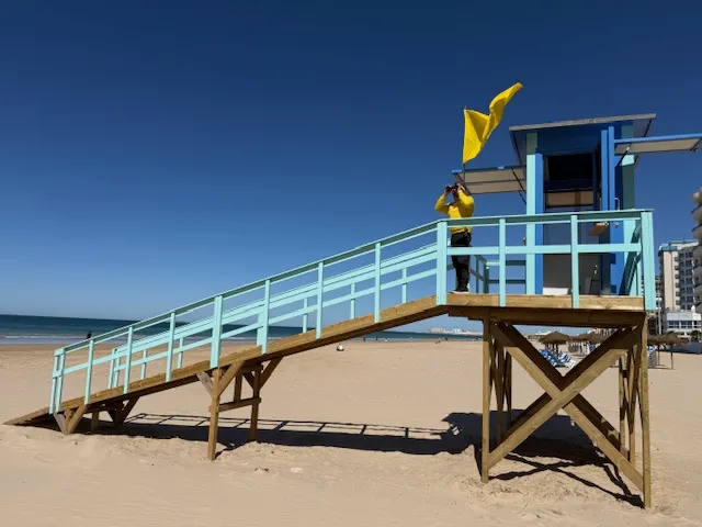 Socorrista en el módulo central playa Victoria