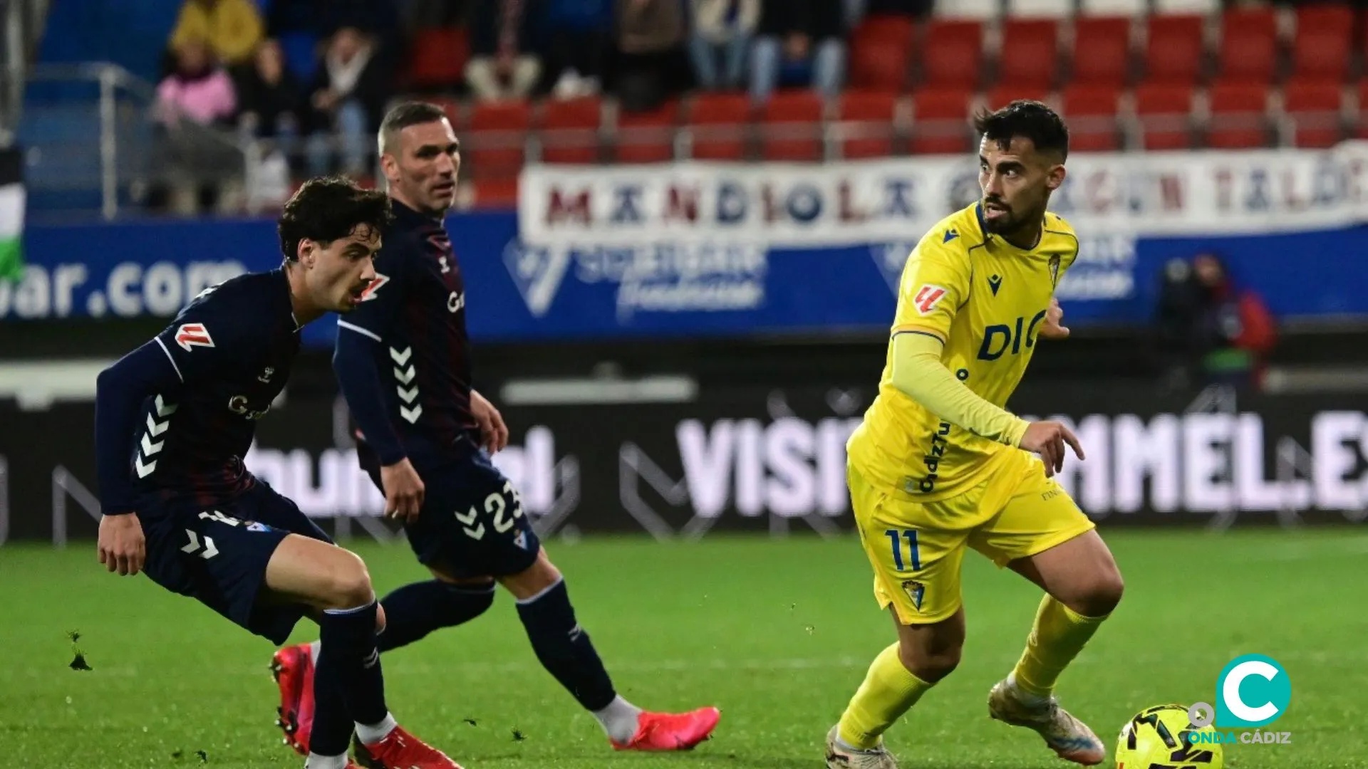 Suso en una acción del encuentro ante dos jugadores del conjunto armero (Foto: La Liga)