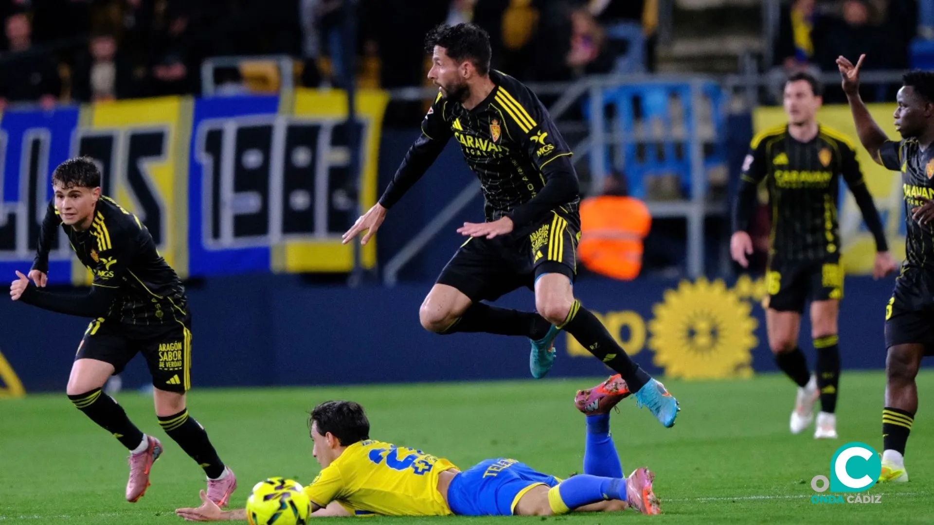 Iza en una acción del encuentro (Foto: Cádiz CF)